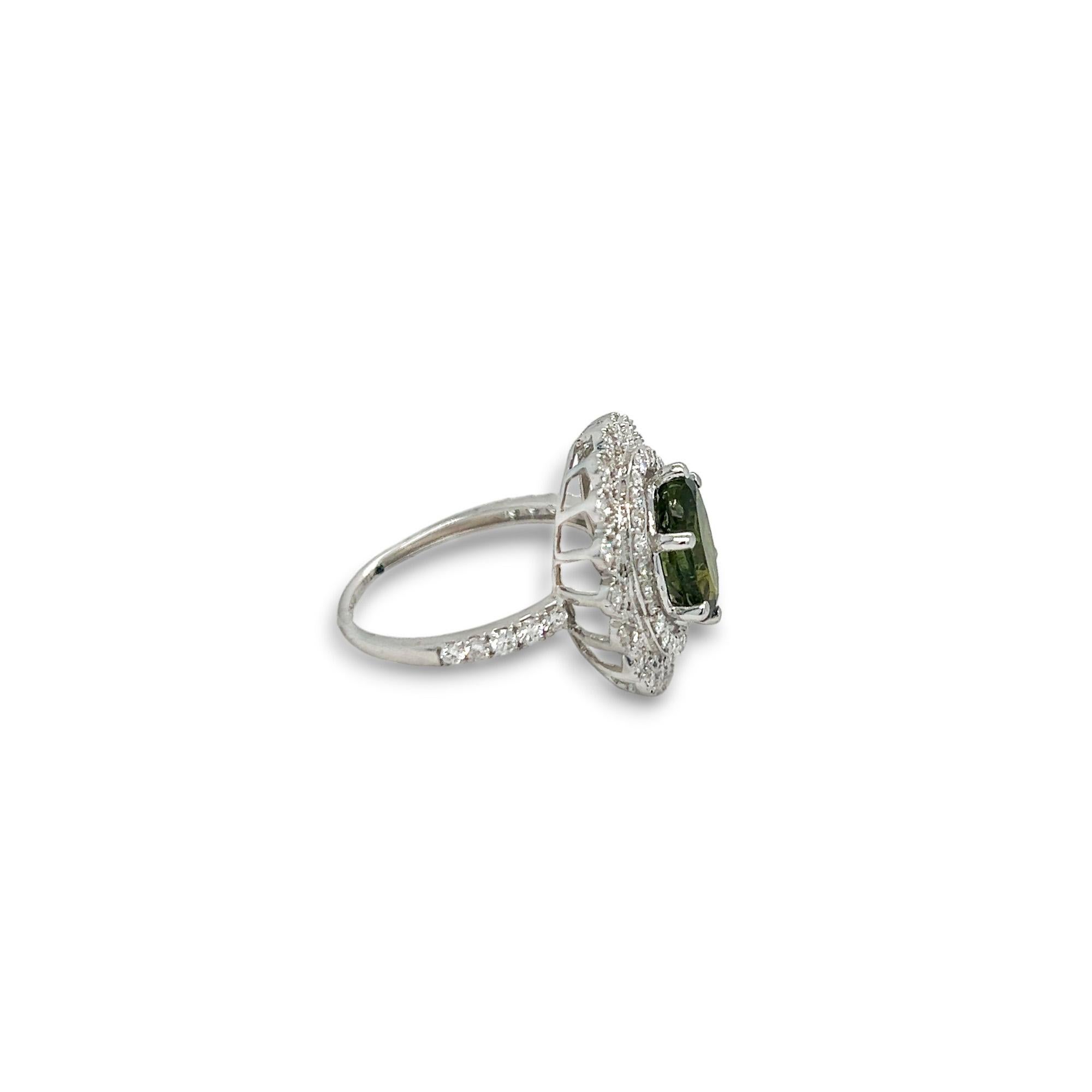Taille ovale Bague en or blanc 14 carats, tourmaline verte ovale et diamant rond en vente