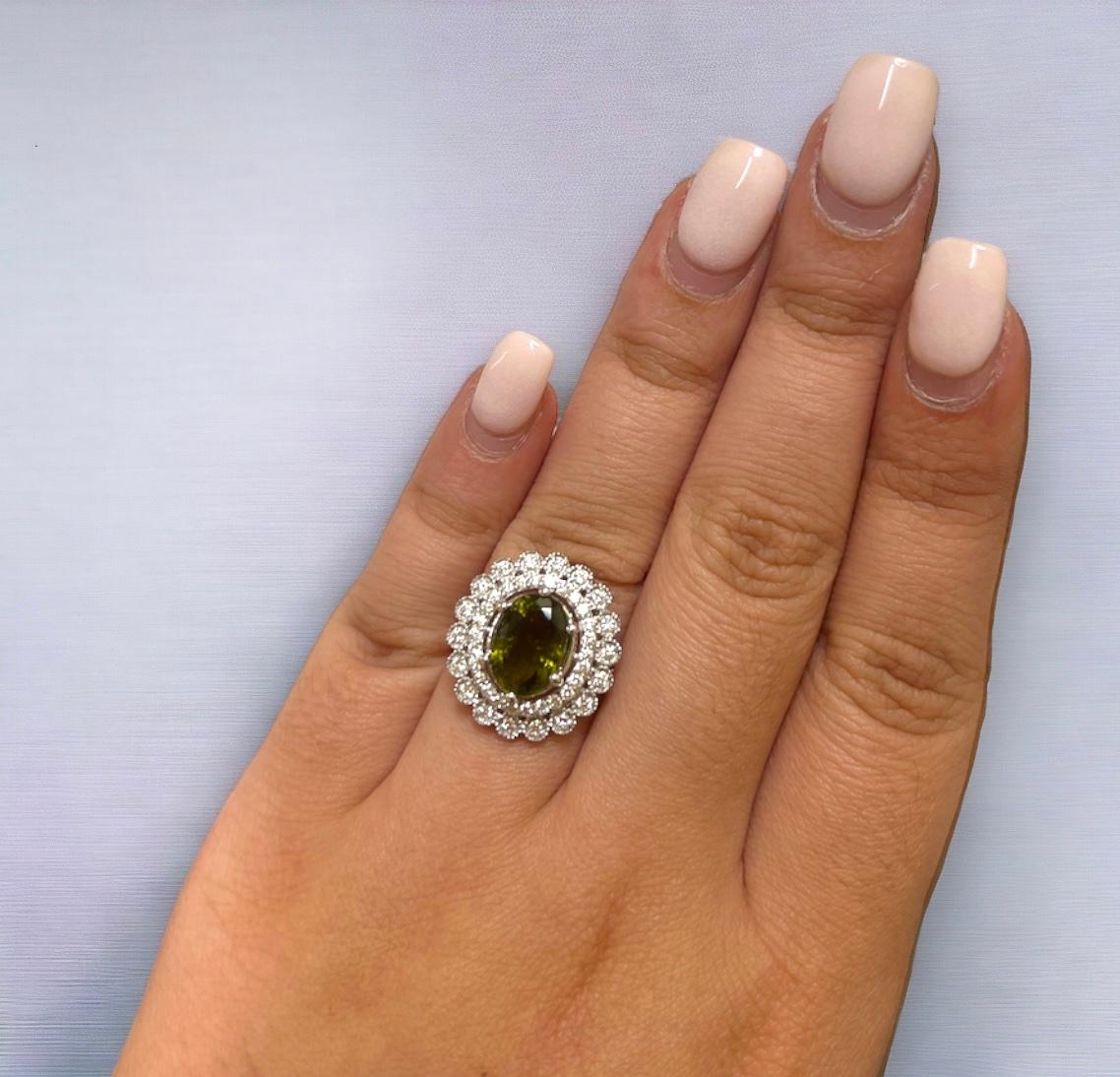 Bague en or blanc 14 carats, tourmaline verte ovale et diamant rond Pour femmes en vente
