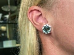 Boucles d'oreilles halo en or blanc 18 carats avec tourmaline verte ovale et diamants