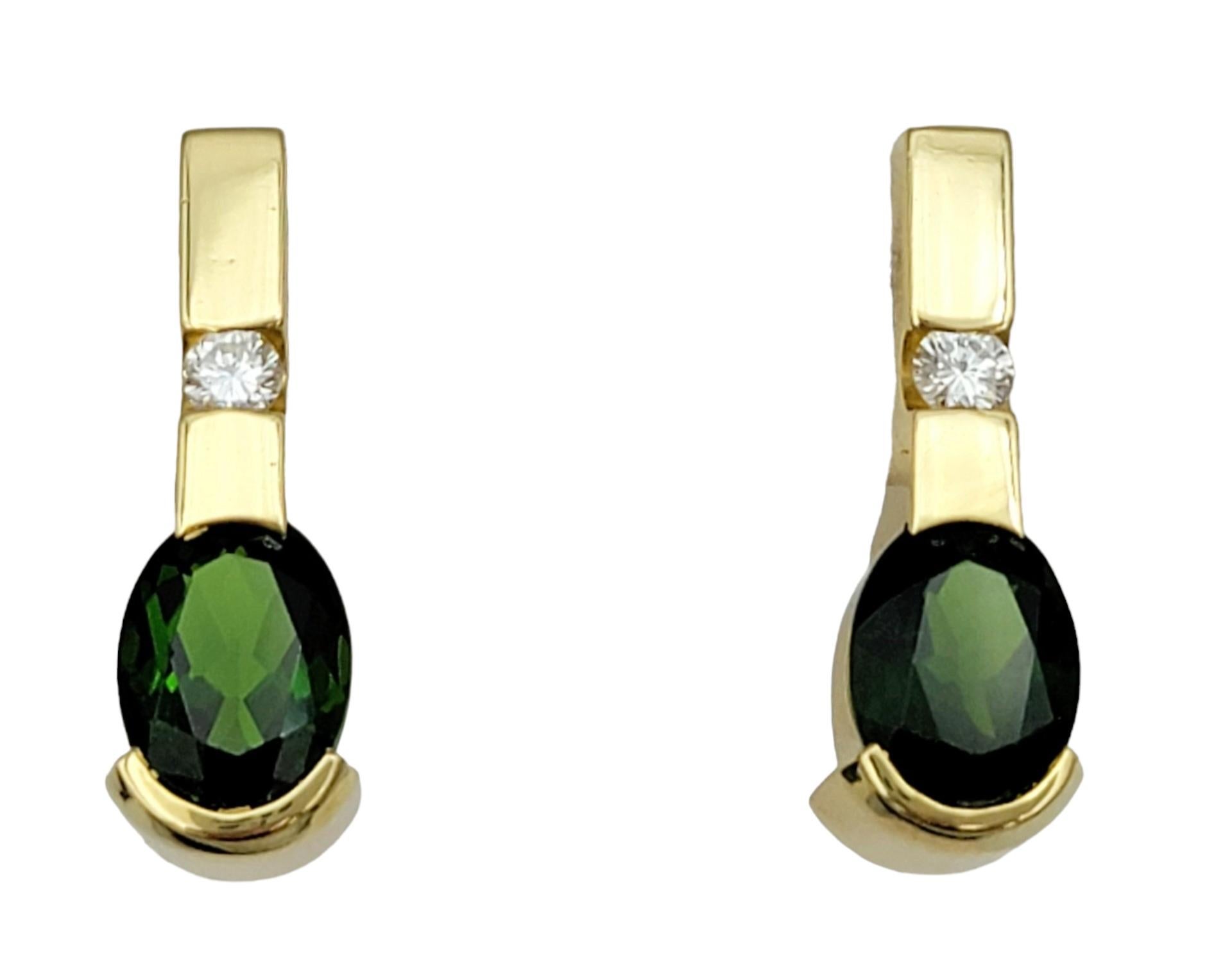 Cette magnifique paire de boucles d'oreilles en tsavorite vert ovale, magnifiquement sertie dans de l'or jaune 14 carats, est une véritable œuvre d'art. Ces superbes boucles d'oreilles sont ornées de tsavorites de taille ovale, réputées pour leur