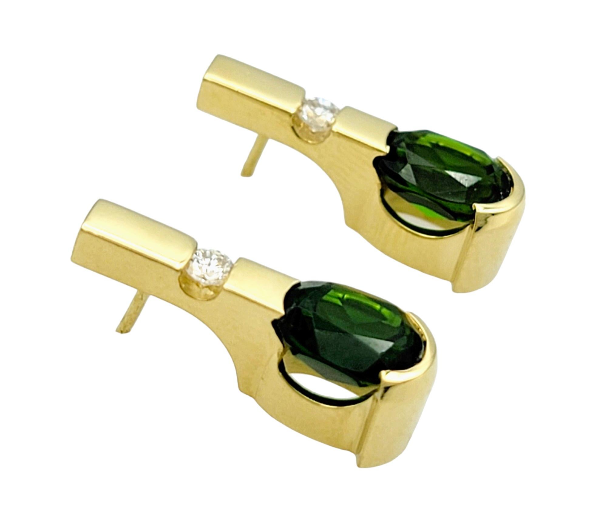 Contemporain Clous d'oreilles en or jaune 18 carats, grenat tsavorite vert ovale et diamants en vente