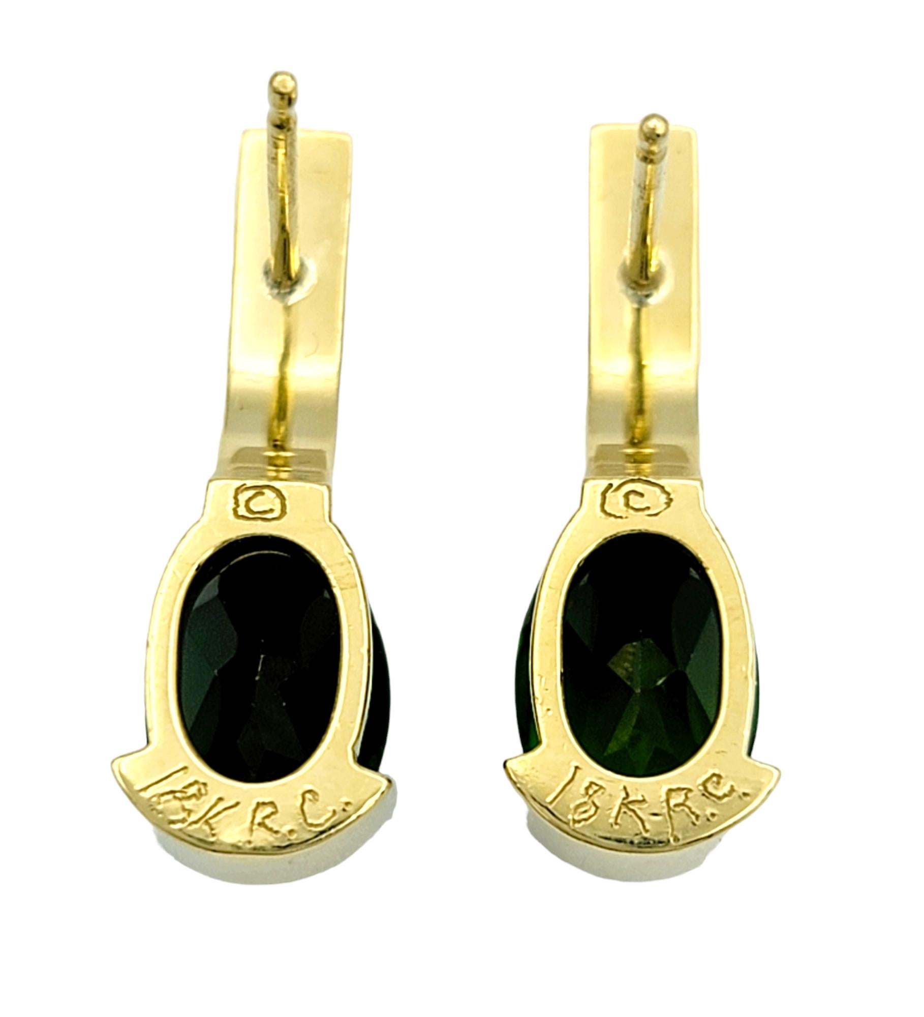 Taille ovale Clous d'oreilles en or jaune 18 carats, grenat tsavorite vert ovale et diamants en vente