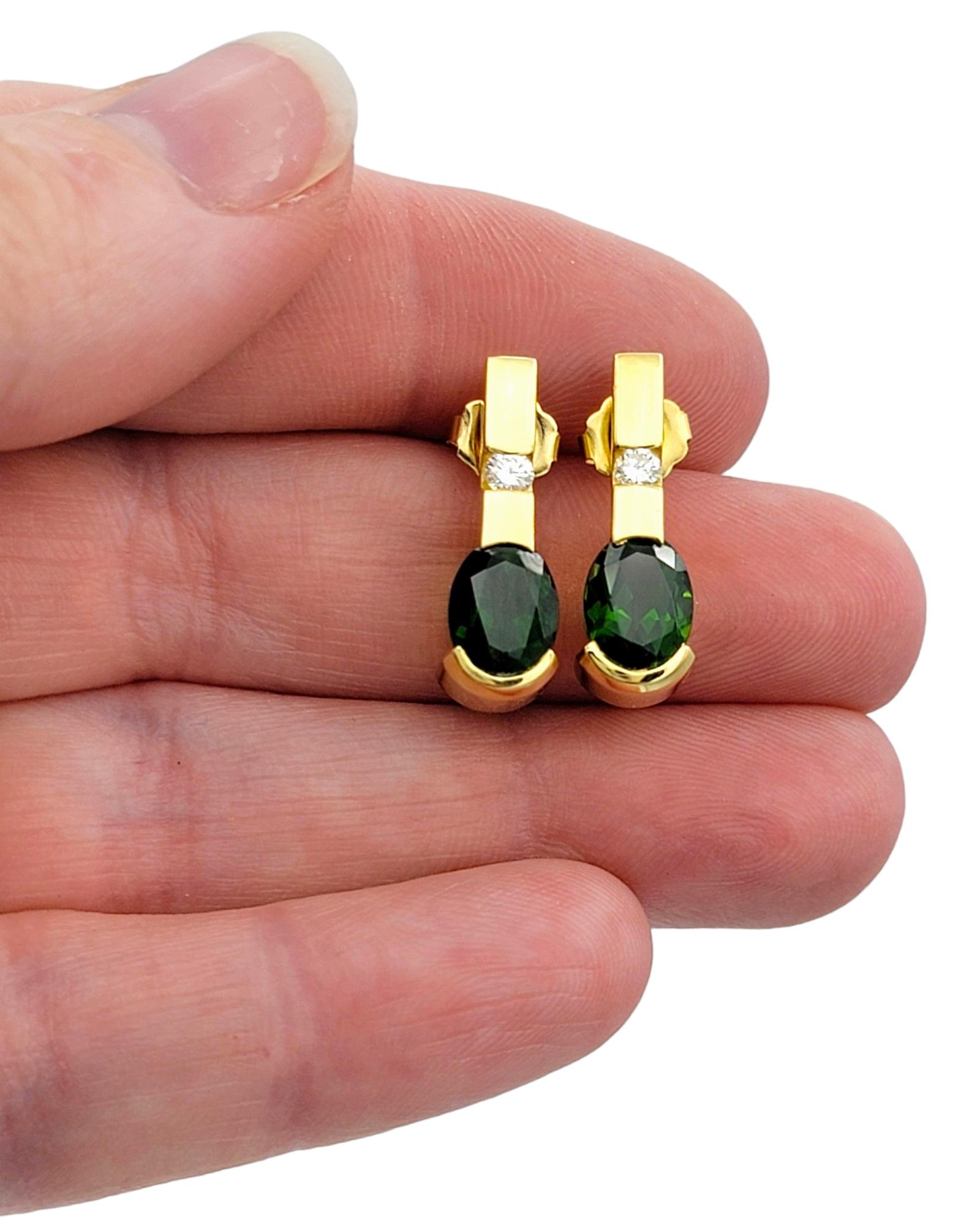 Clous d'oreilles en or jaune 18 carats, grenat tsavorite vert ovale et diamants en vente 1