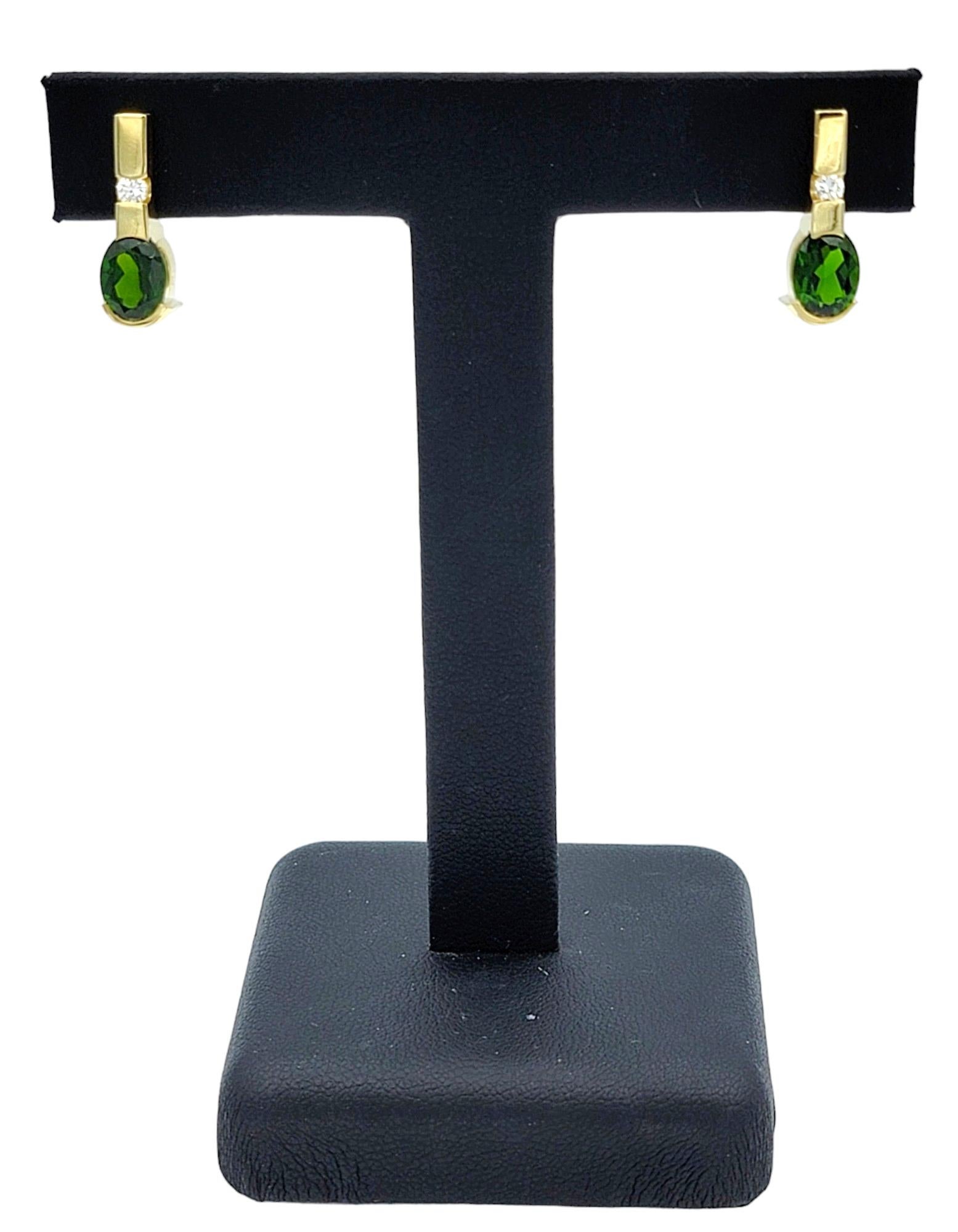 Clous d'oreilles en or jaune 18 carats, grenat tsavorite vert ovale et diamants en vente 2