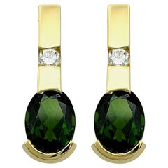 Pendientes Ovalados de Granate Tsavorita Verde y Diamante en Oro Amarillo de 18 Kilates