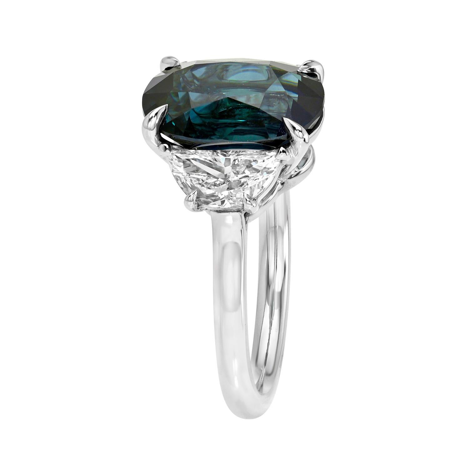 Bague trois pierres en platine avec saphir bleu verdâtre de 5,08 carats certifié par la GIA et diamants trapézoïdaux - fait à la main par Merkaba Jewelry Beverly Hills.

Cette bague de fiançailles trois pierres en platine fabriquée à la main par