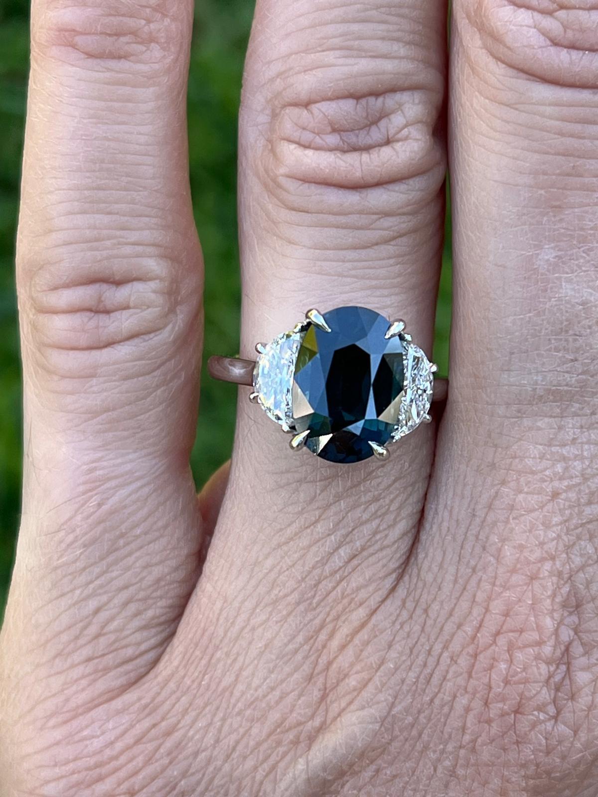 Contemporain Bague de fiançailles ovale en saphir bleu verdâtre et diamant en platine - certifiée GIA en vente