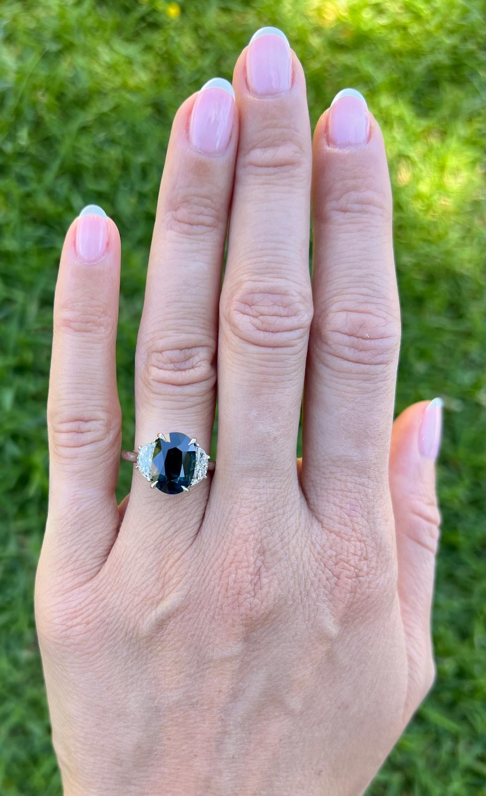 Taille ovale Bague de fiançailles ovale en saphir bleu verdâtre et diamant en platine - certifiée GIA en vente