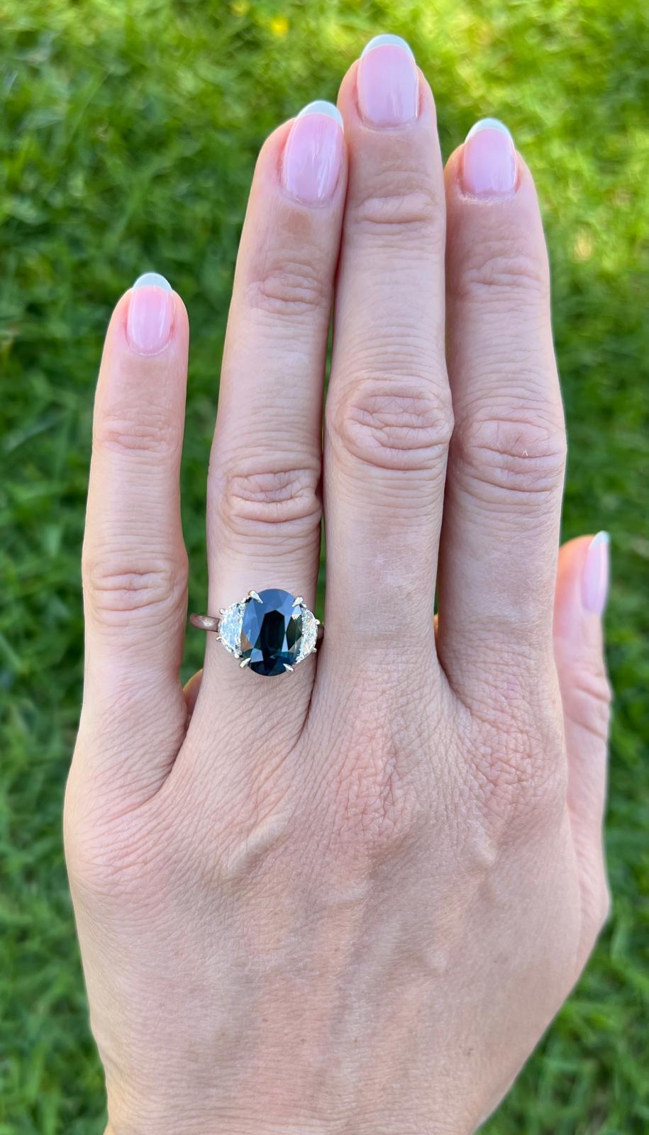 Bague de fiançailles ovale en saphir bleu verdâtre et diamant en platine - certifiée GIA Neuf - En vente à Beverly Hills, CA