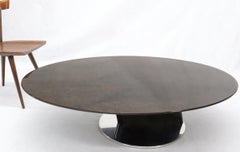 Mesa de centro ovalada con tapa de arce gris ojo de pájaro y base de acero pesado by Saporiti