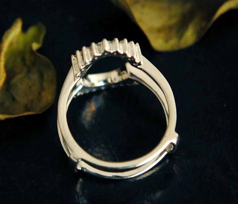 Oval Guard Diamond 14k Gold Halo Ring Enhancer In New Condition For Sale In Chicago, IL