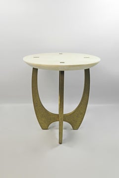 Ovaler Gueridon aus strukturiertem Messing und weißem Bergkristall von Ginger Brown