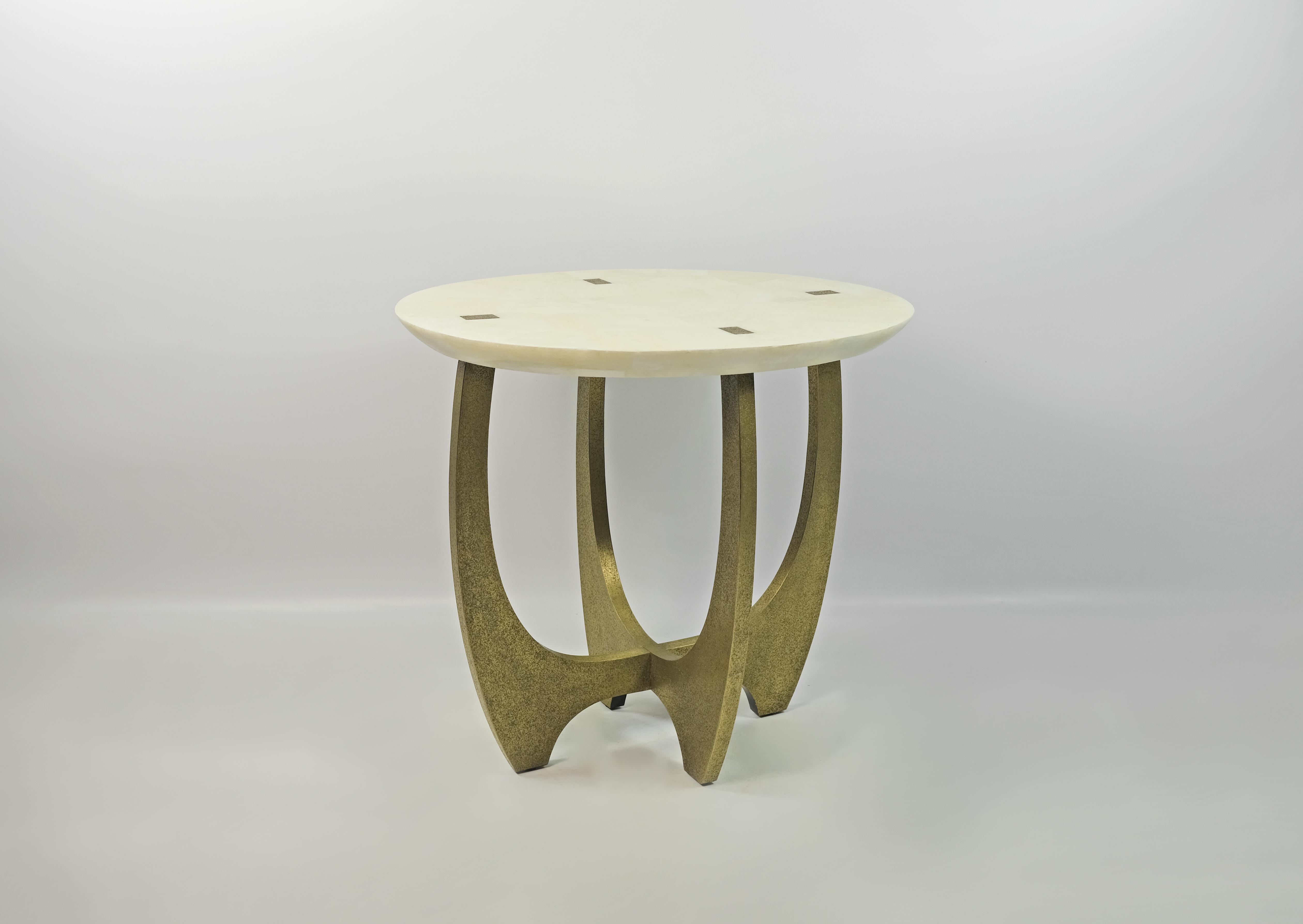 XXIe siècle et contemporain Gueridon ovale en laiton texturé et cristal de roche blanc par Ginger Brown en vente