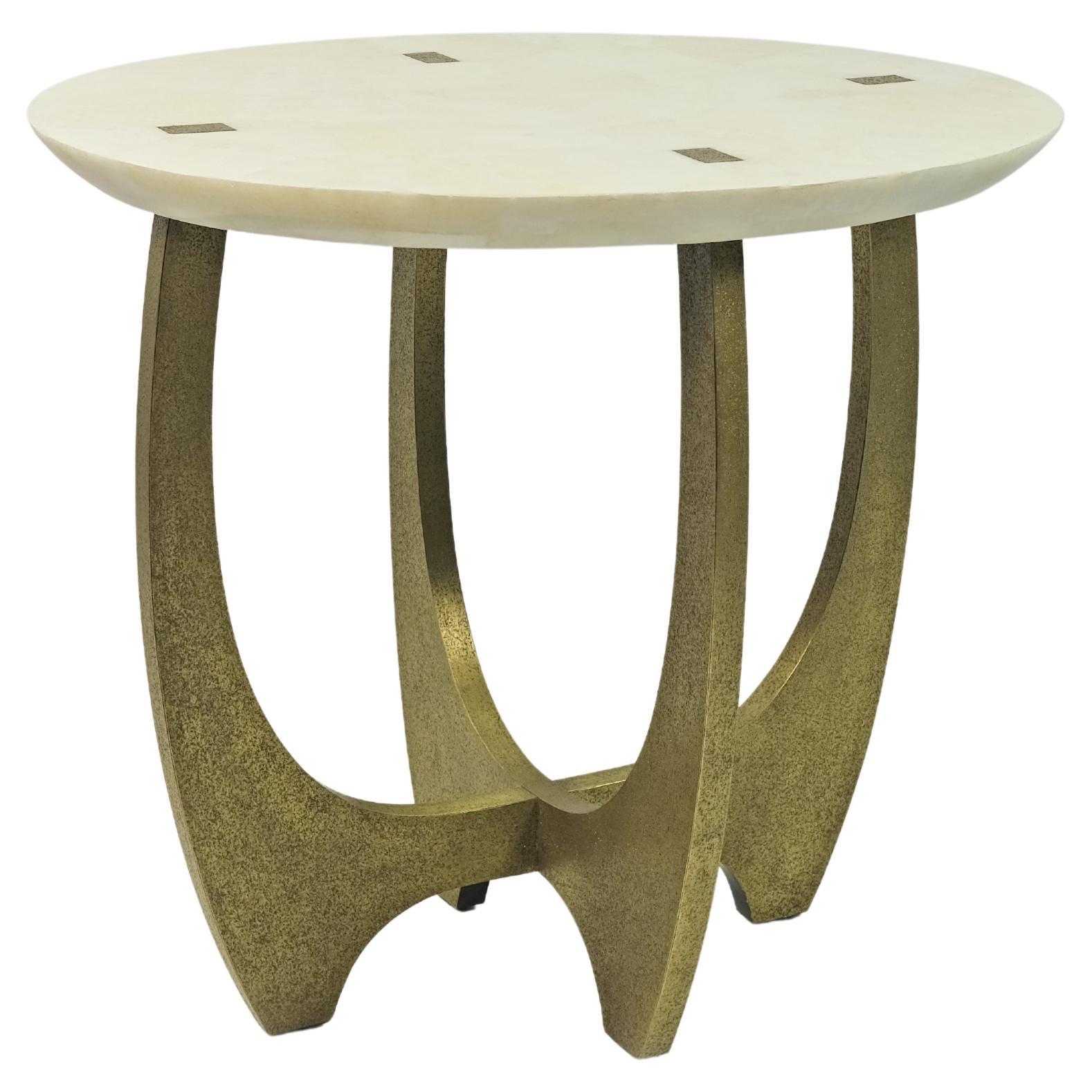 Gueridon ovale en laiton texturé et cristal de roche blanc par Ginger Brown