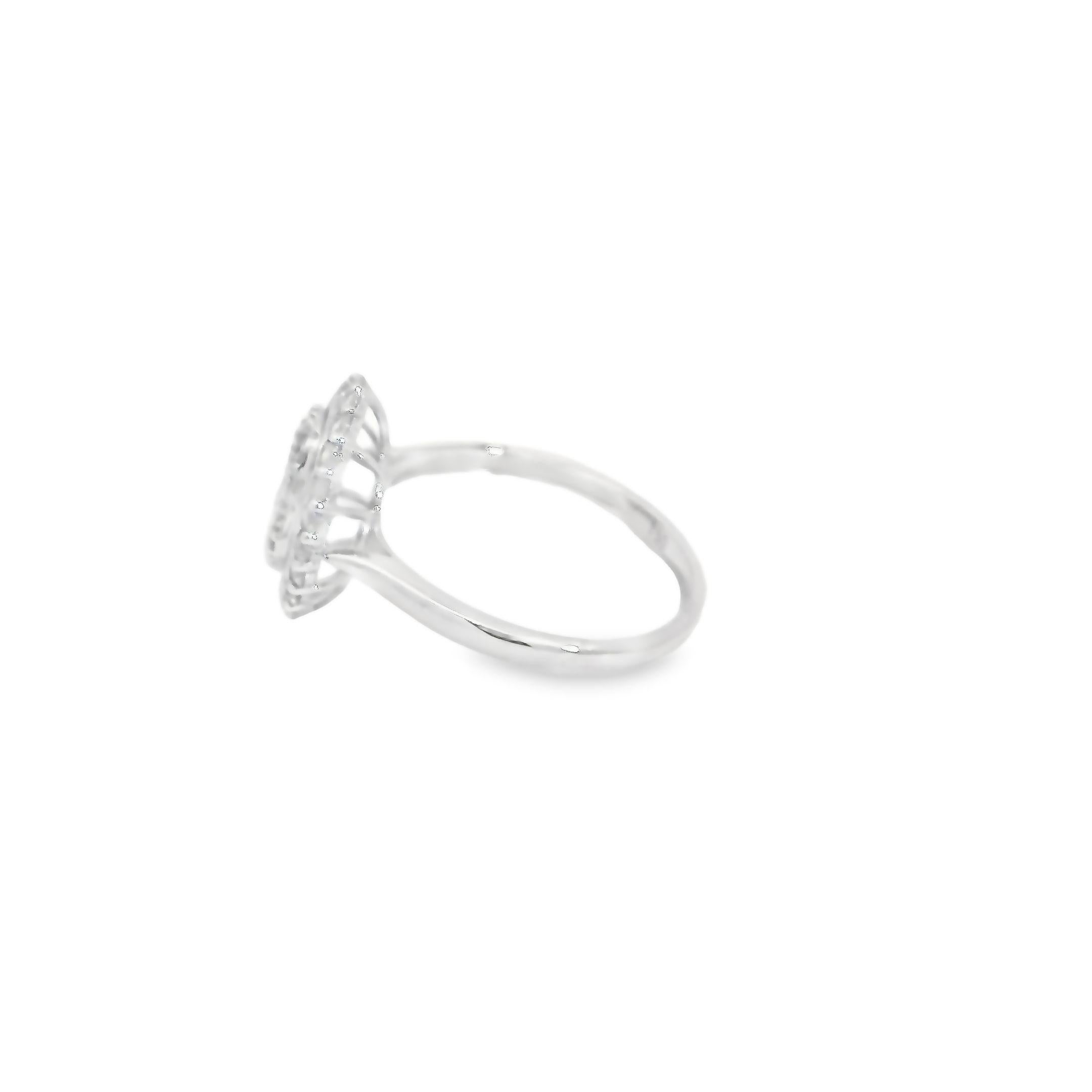 Oval Halo Design Baguette and Round Diamond Ring in 18K White Gold In New Condition For Sale In Hong Kong, HK