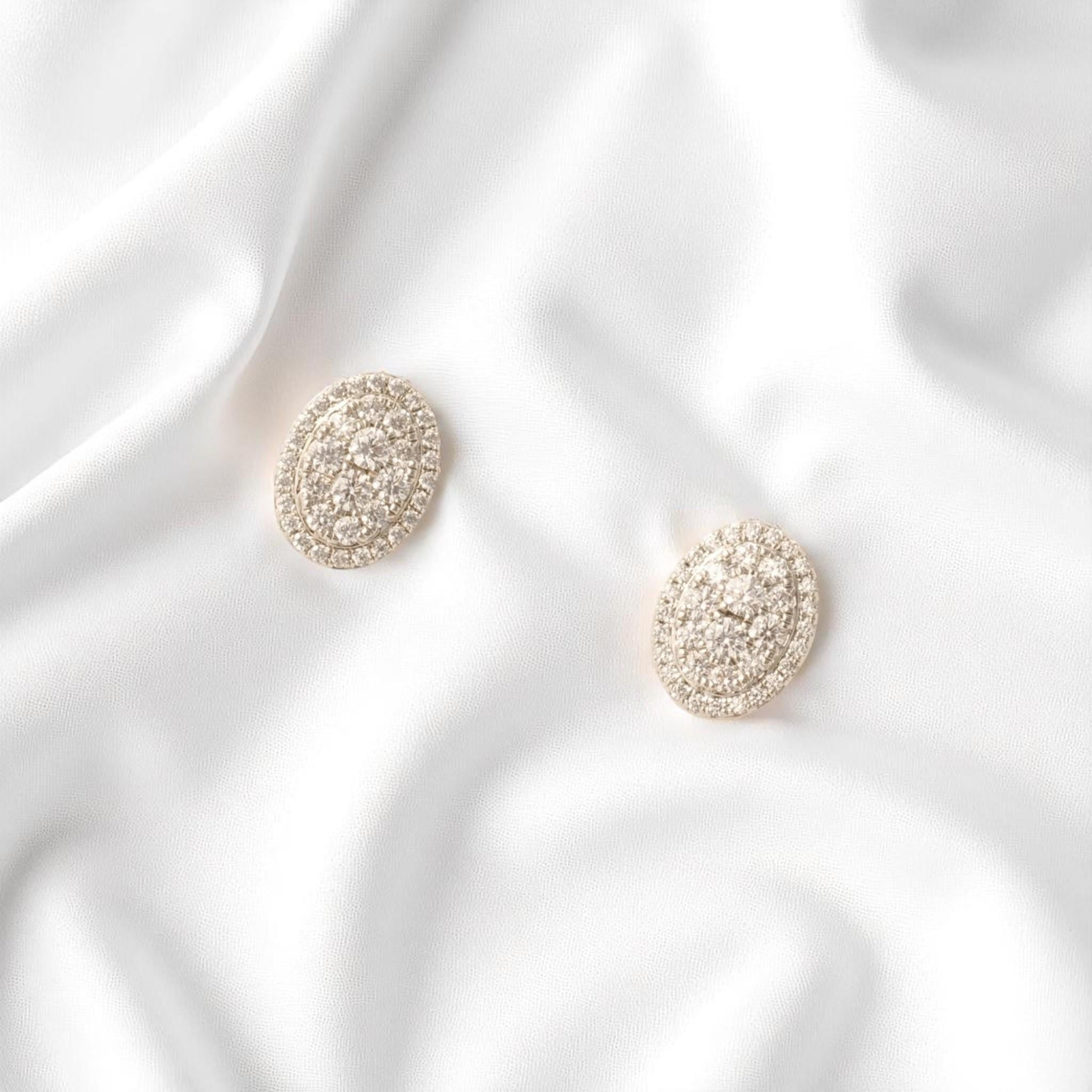 Taglio rotondo Orecchini a perno con diamante ovale a raggiera in oro massiccio 14k (certificati) in vendita