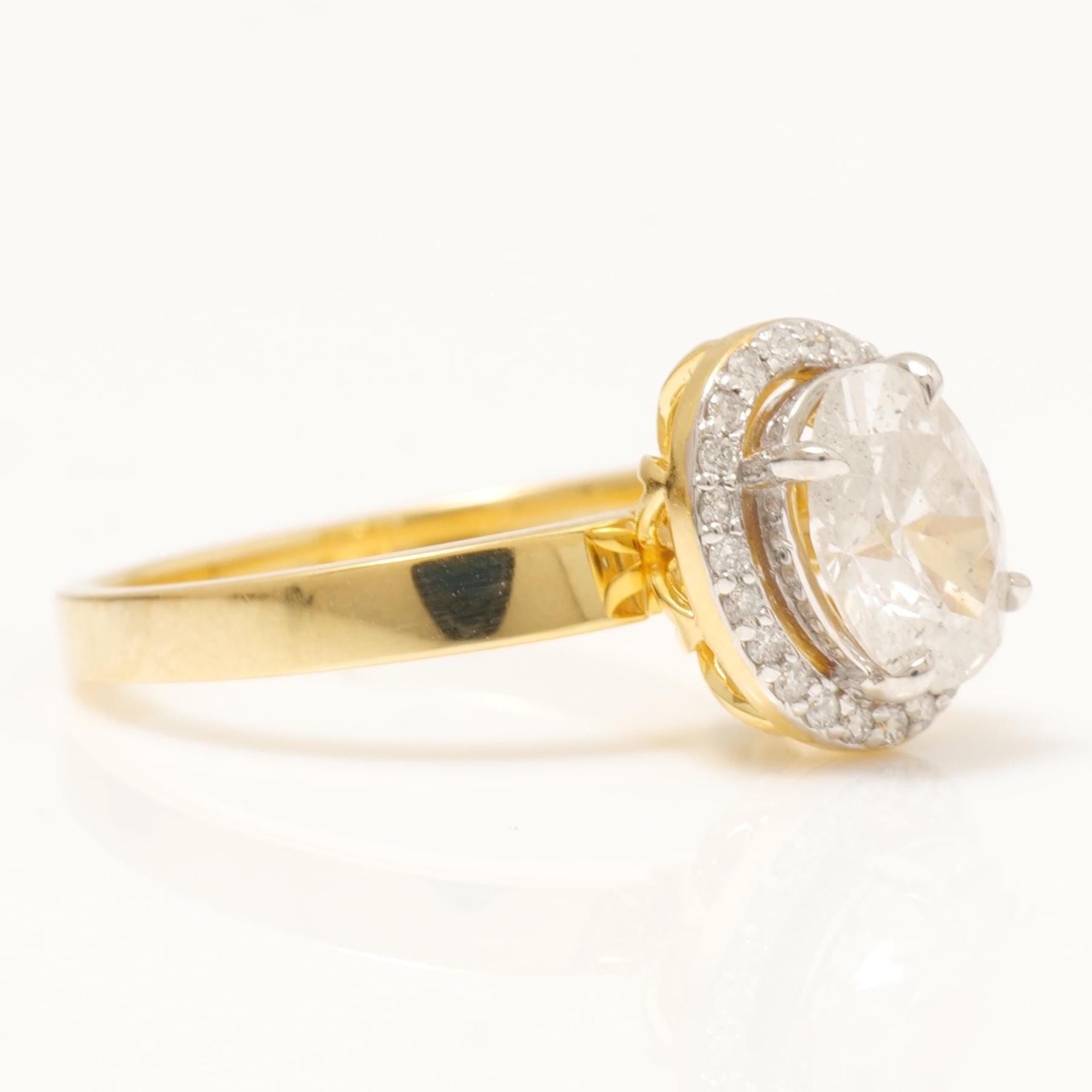 Taille ovale Bague en or massif 14k avec solitaire en halo ovale (certifié) en vente