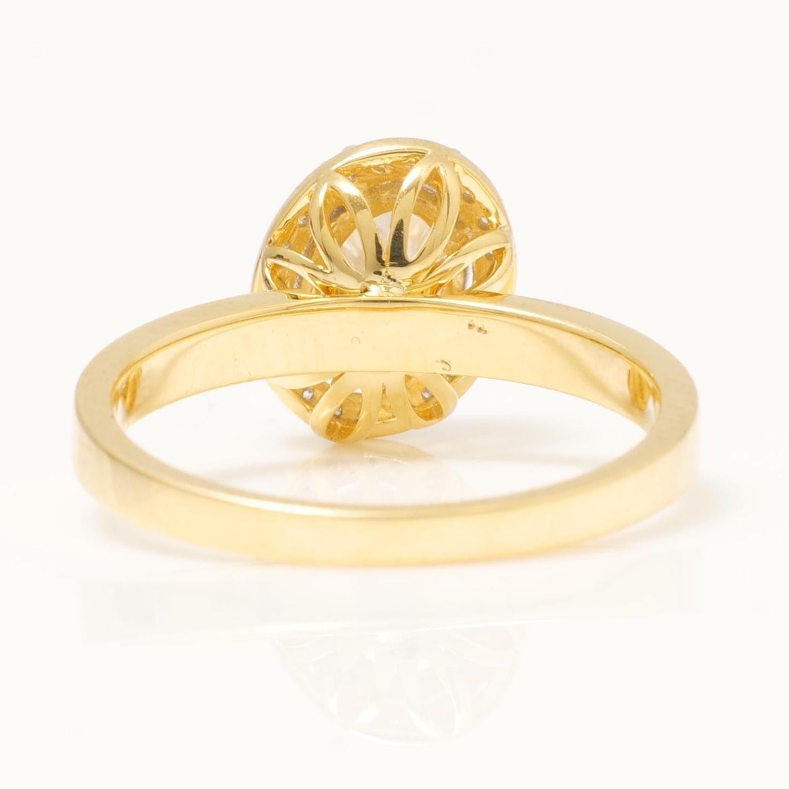 Bague en or massif 14k avec solitaire en halo ovale (certifié) Pour femmes en vente
