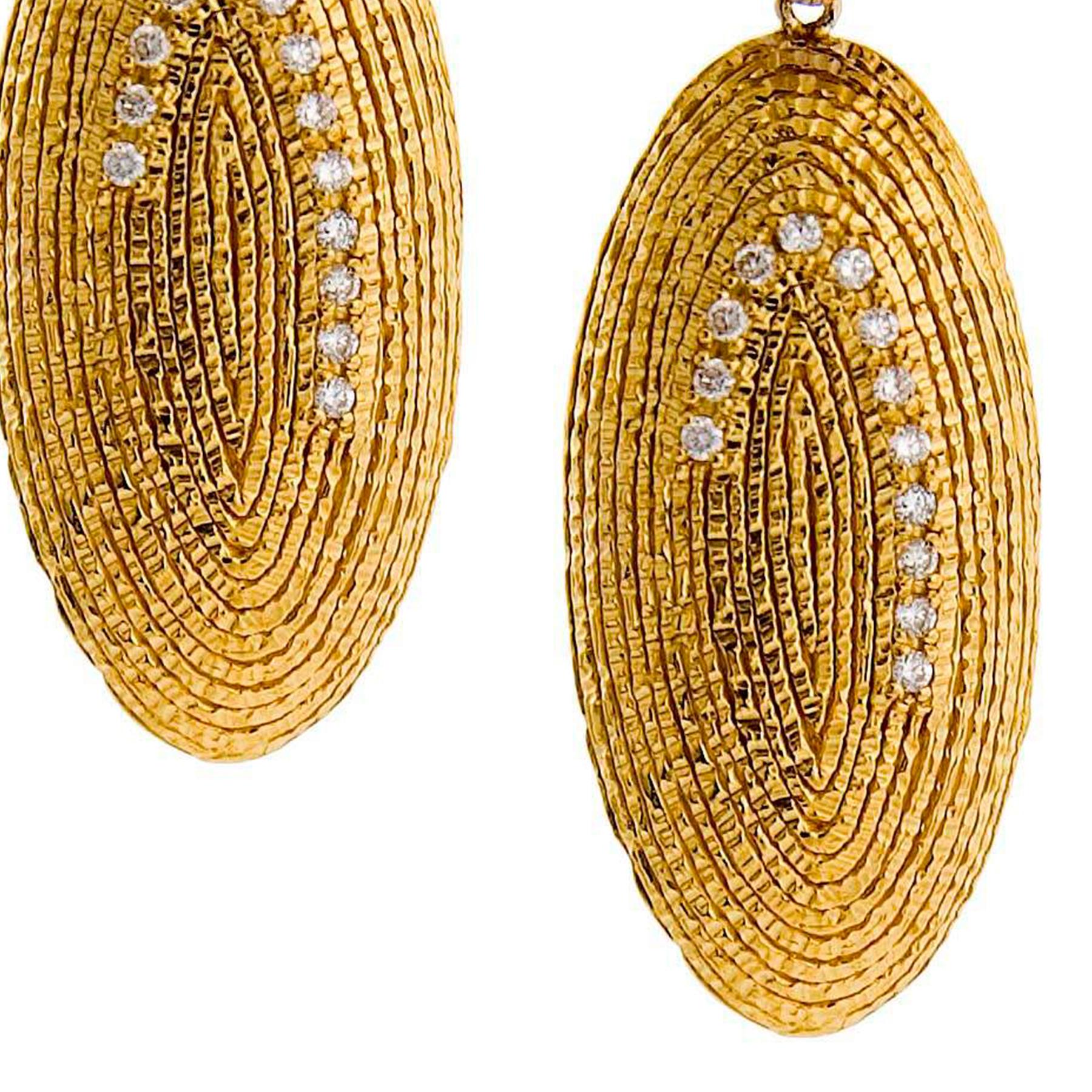 Pendientes ovalados de alambre martillado engastados en oro amarillo de 20 quilates con diamantes talla brillante de 0,41 quilates. Estos pendientes ovalados únicos en su especie forman parte de la Colección Eternity de COOMI. Esta colección se