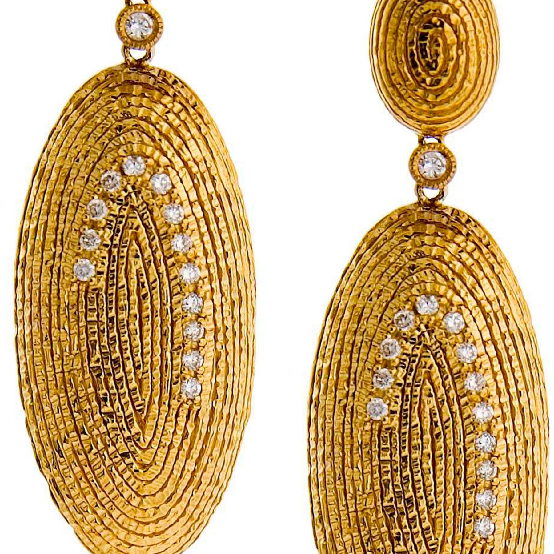 Ovaler gehämmerter Draht-Ohrring mit Diamanten aus 20 Karat Gelbgold (Zeitgenössisch) im Angebot