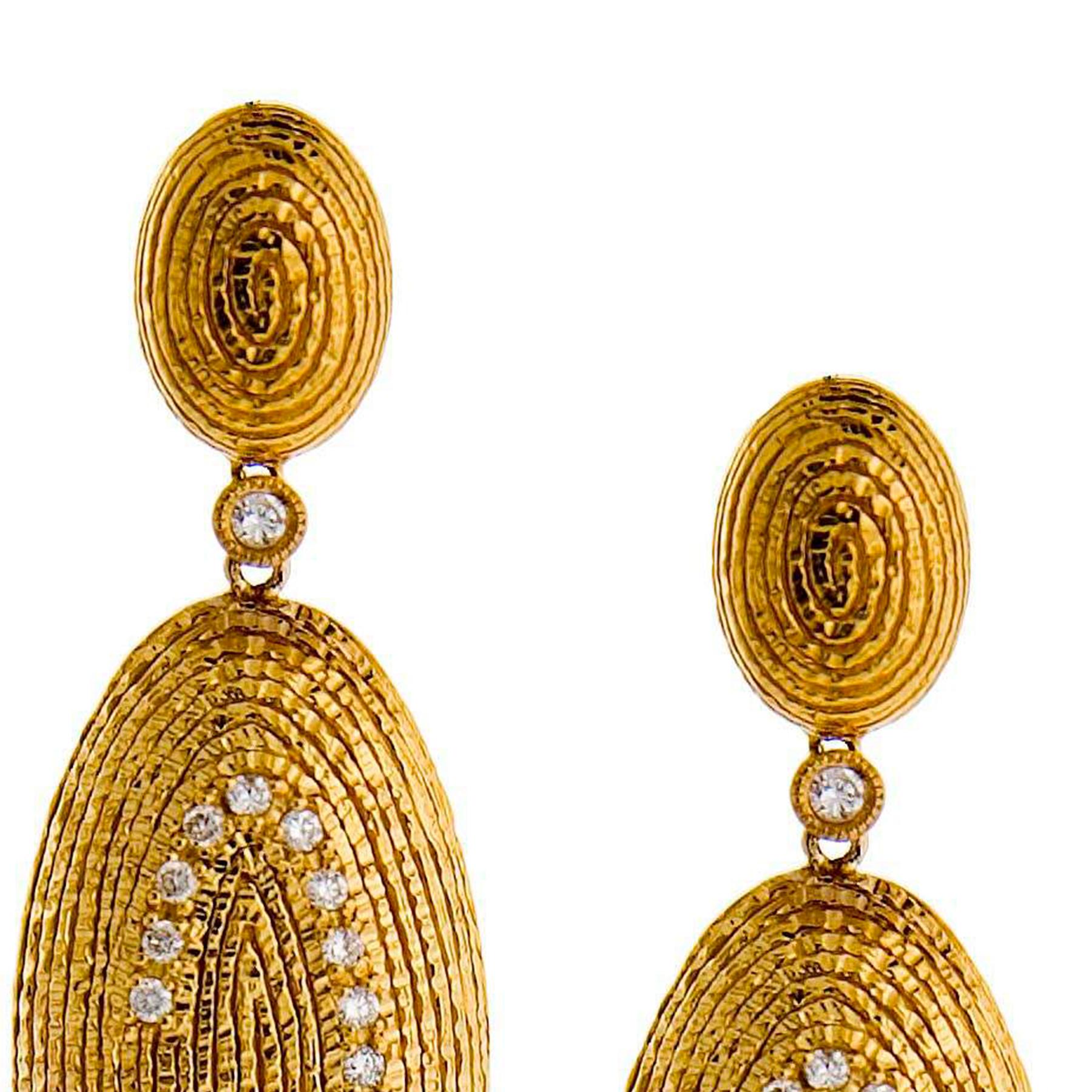 Pendiente Ovalado de Alambre Martillado con Diamantes en Oro Amarillo de 20 K Corte brillante en venta