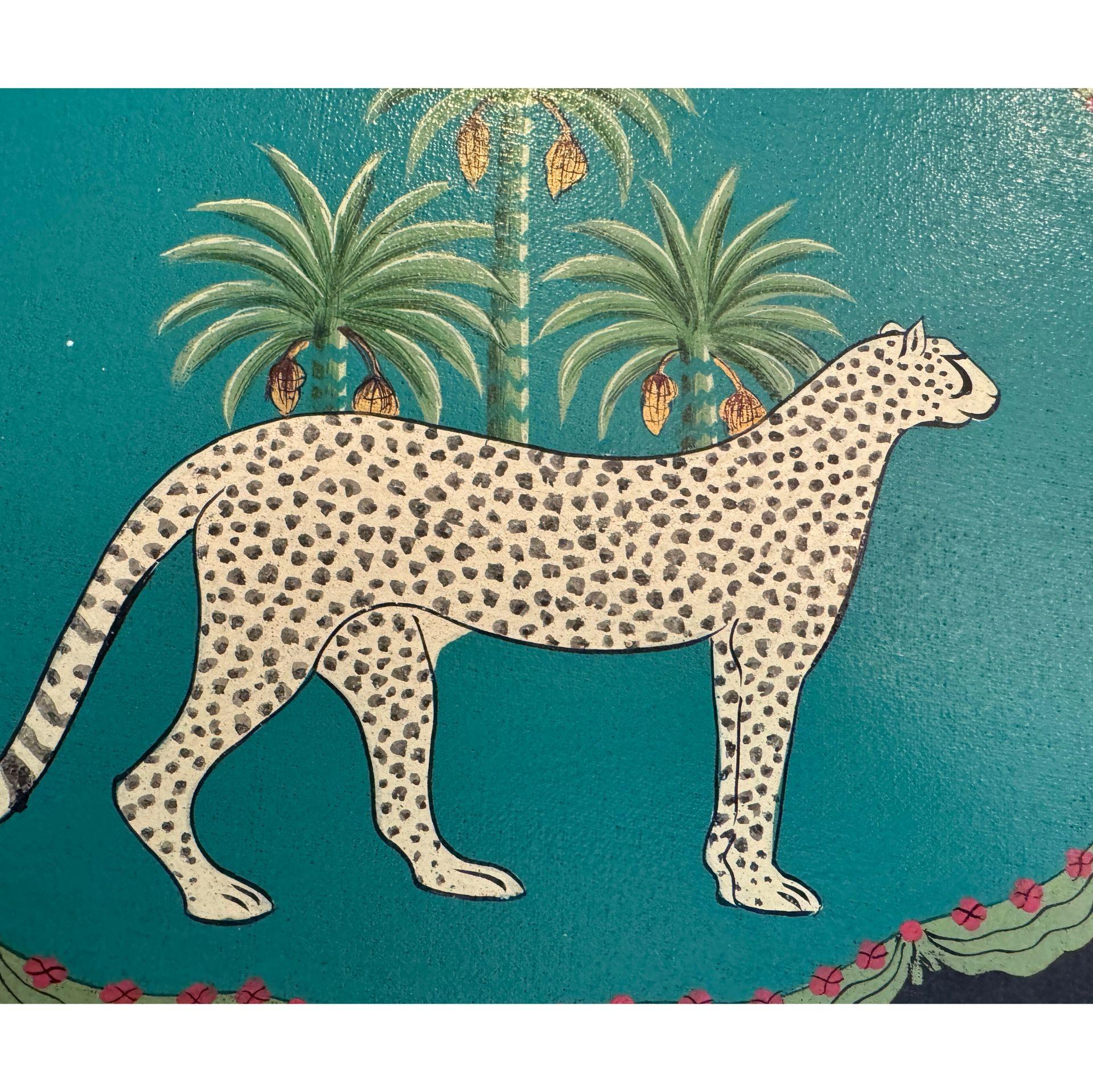 Bandeja de mayordomo ovalada pintada a mano con flores y leopardo Pintado a mano en venta