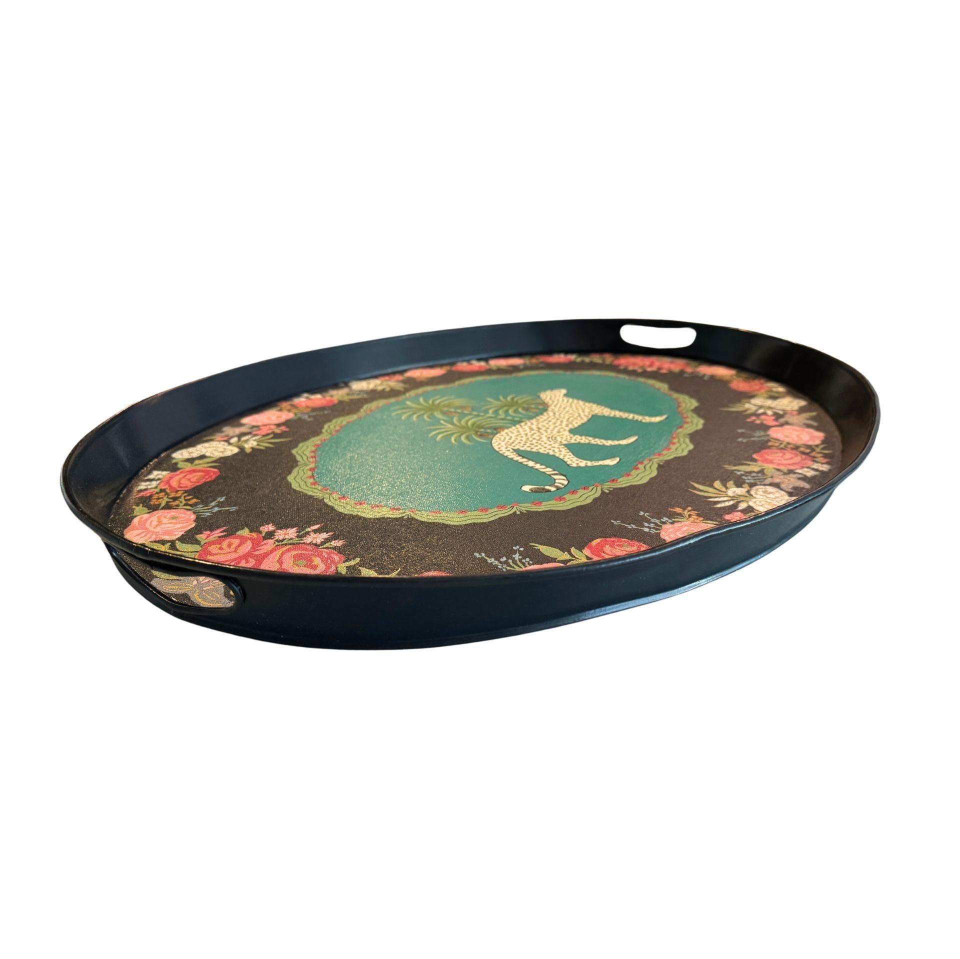 Bandeja de mayordomo ovalada pintada a mano con flores y leopardo Siglo XXI y contemporáneo en venta