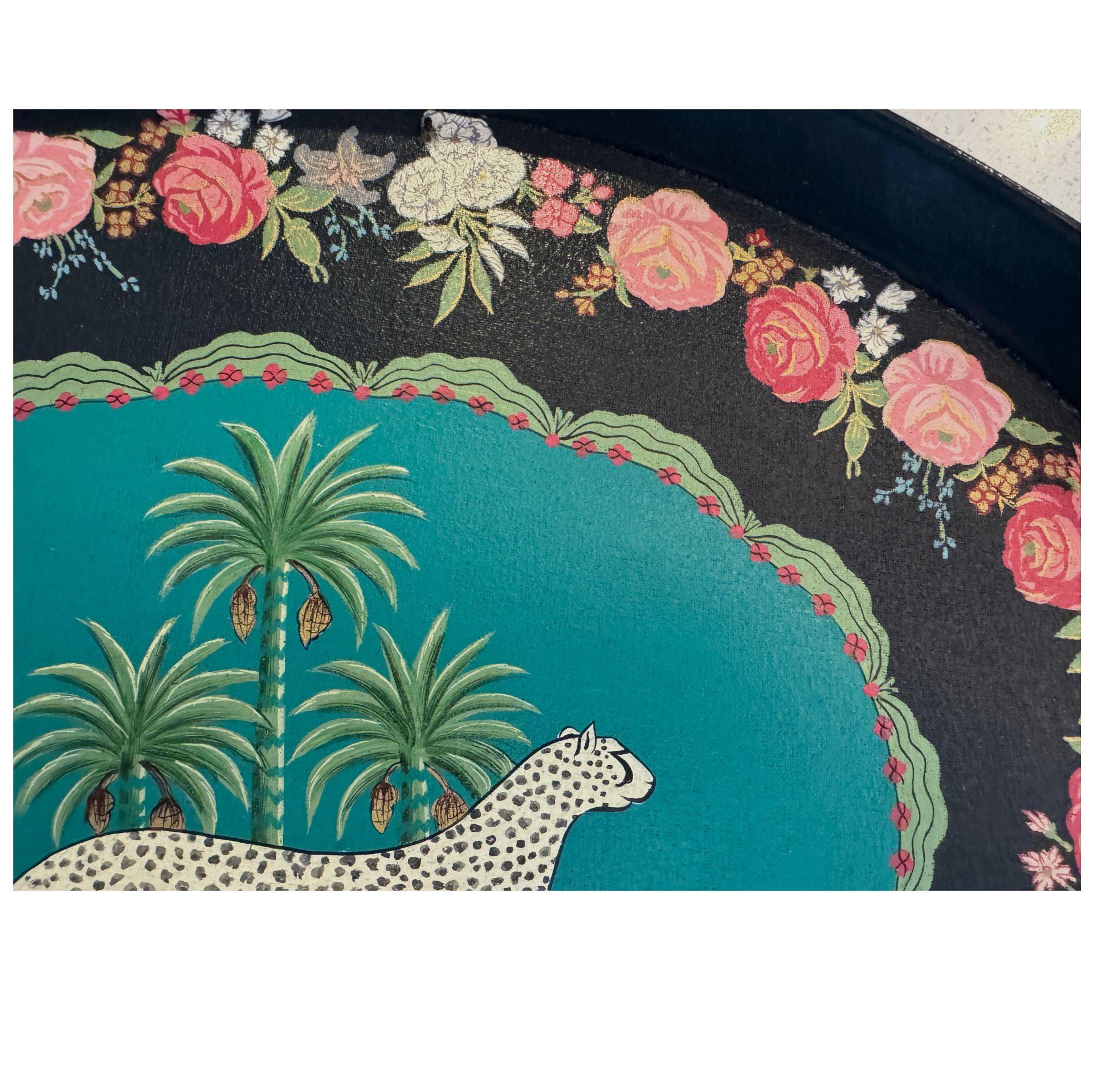 Bandeja de mayordomo ovalada pintada a mano con flores y leopardo Hierro en venta
