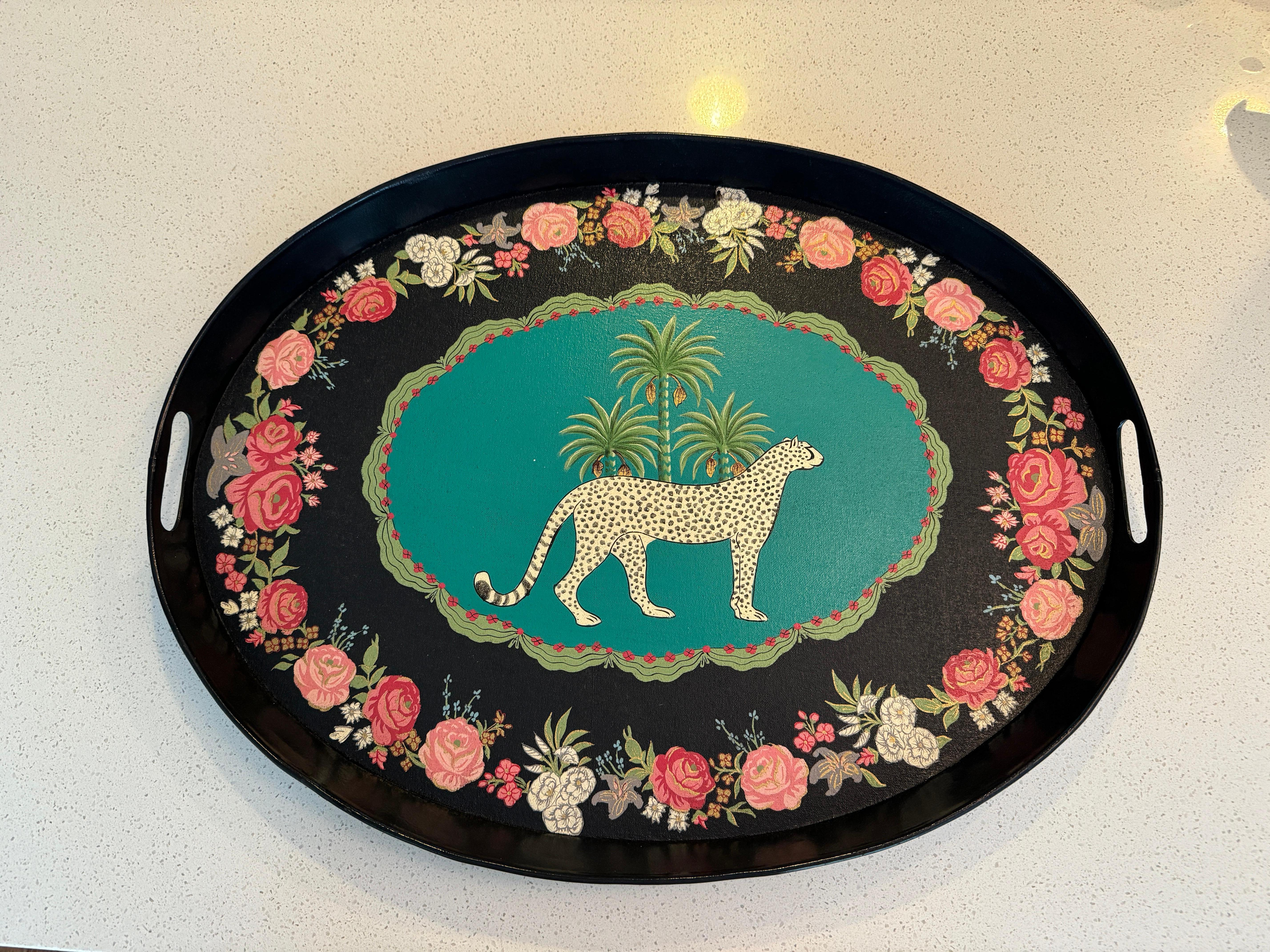 Bandeja de mayordomo ovalada pintada a mano con flores y leopardo en venta 1