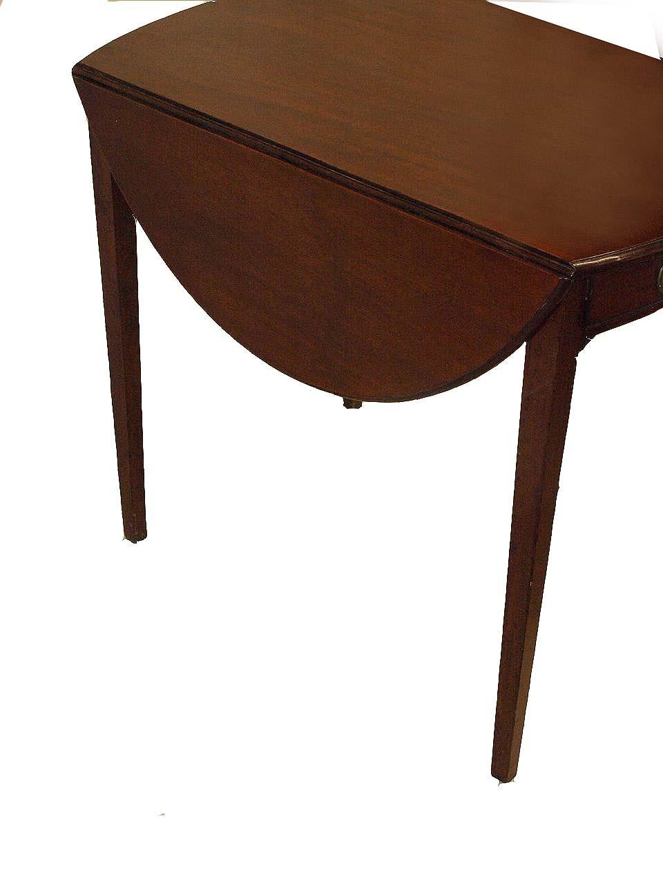 Ovaler Hepplewhite Pembroke-Tisch, dieser Tisch hat eine einzelne Schublade an einem Ende und eine falsche Schublade am anderen, das Sekundärholz der Schubladen ist Eiche, mit den Blättern oben ist er 41,5'' breit. Es gibt zwei sehr kleine Risse an
