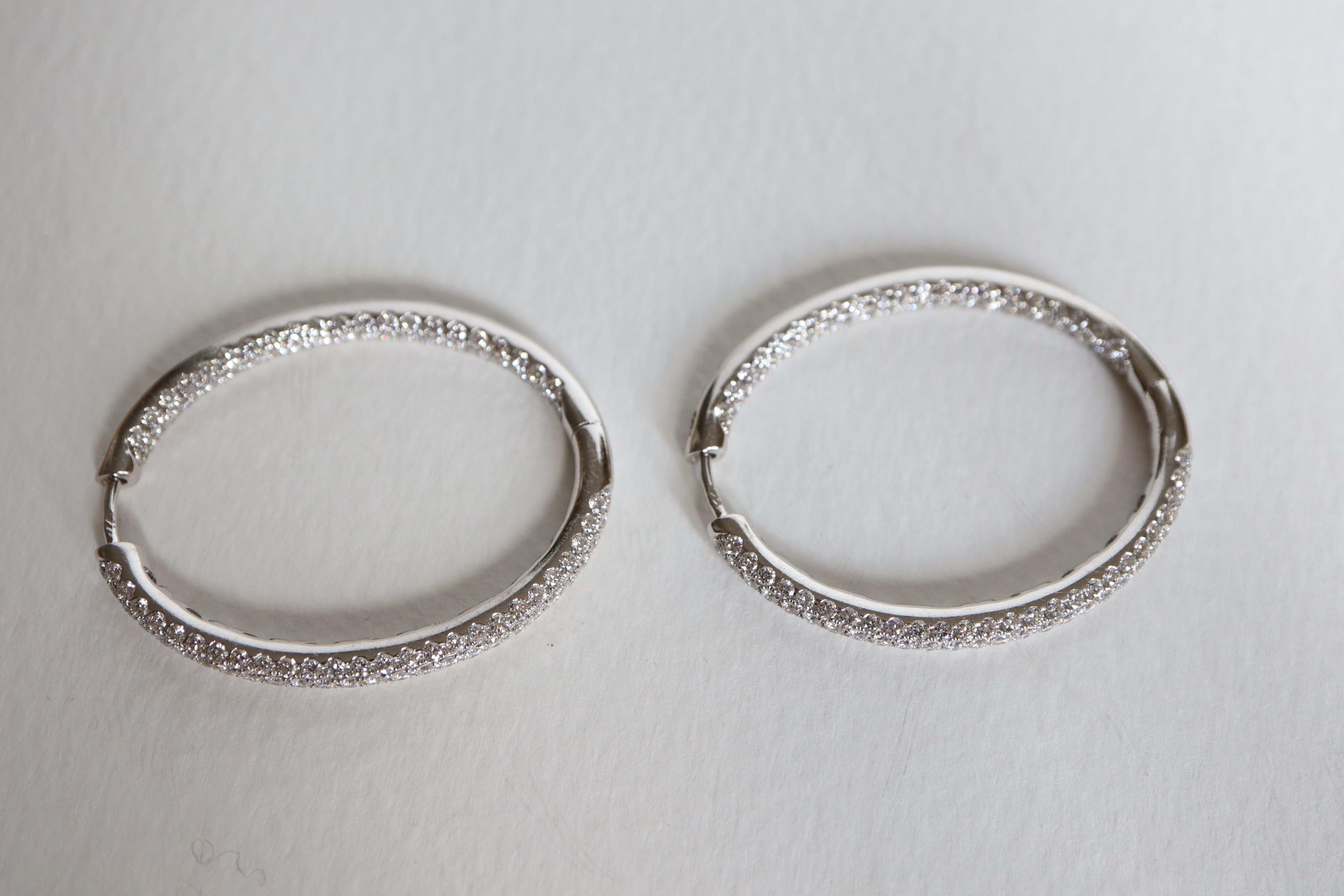Oval Hoop Earrings in 18 Carat White Gold Set with 4 Carat of Diamonds In Good Condition For Sale In Paris, FR