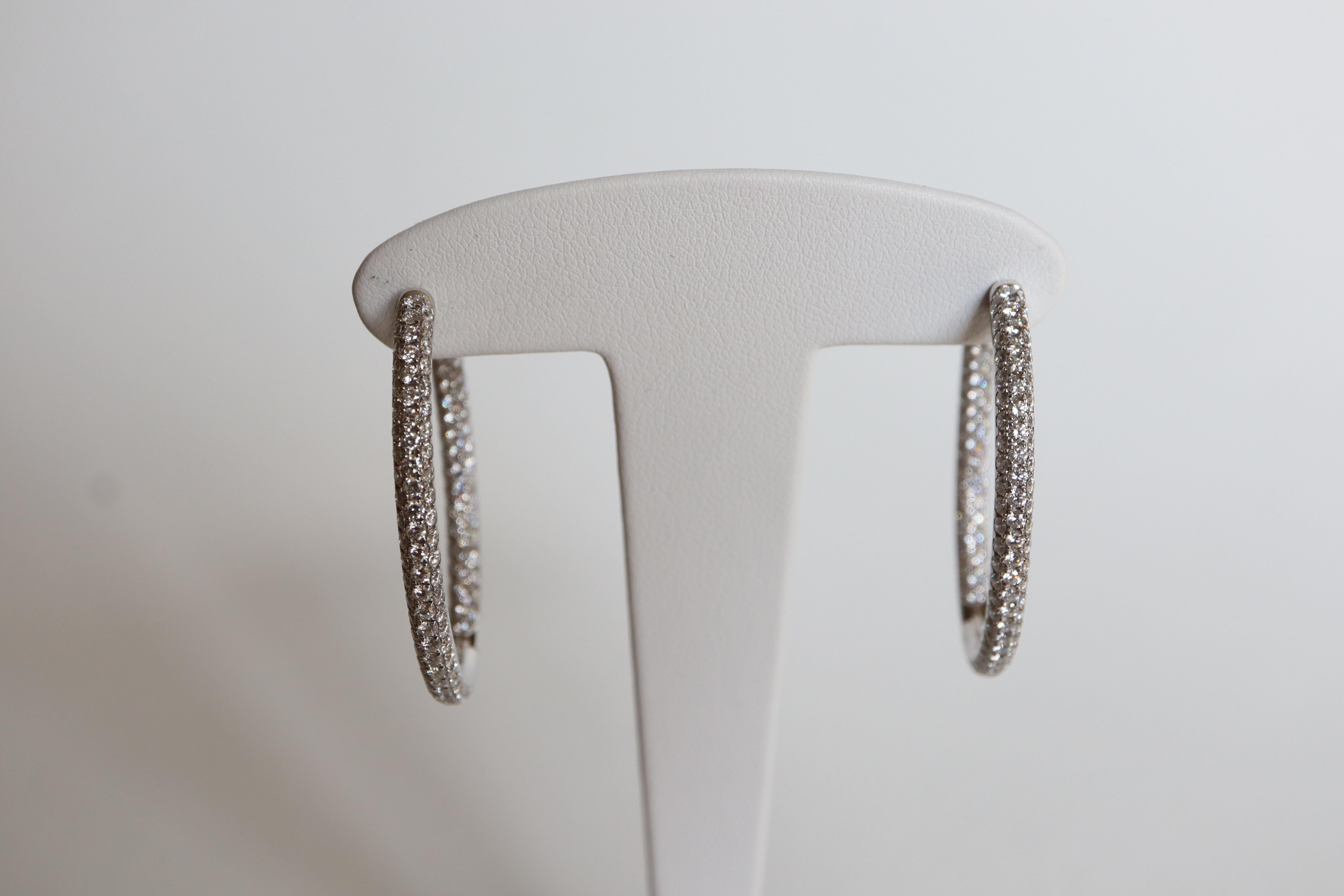 Oval Hoop Earrings in 18 Carat White Gold Set with 4 Carat of Diamonds For Sale 1
