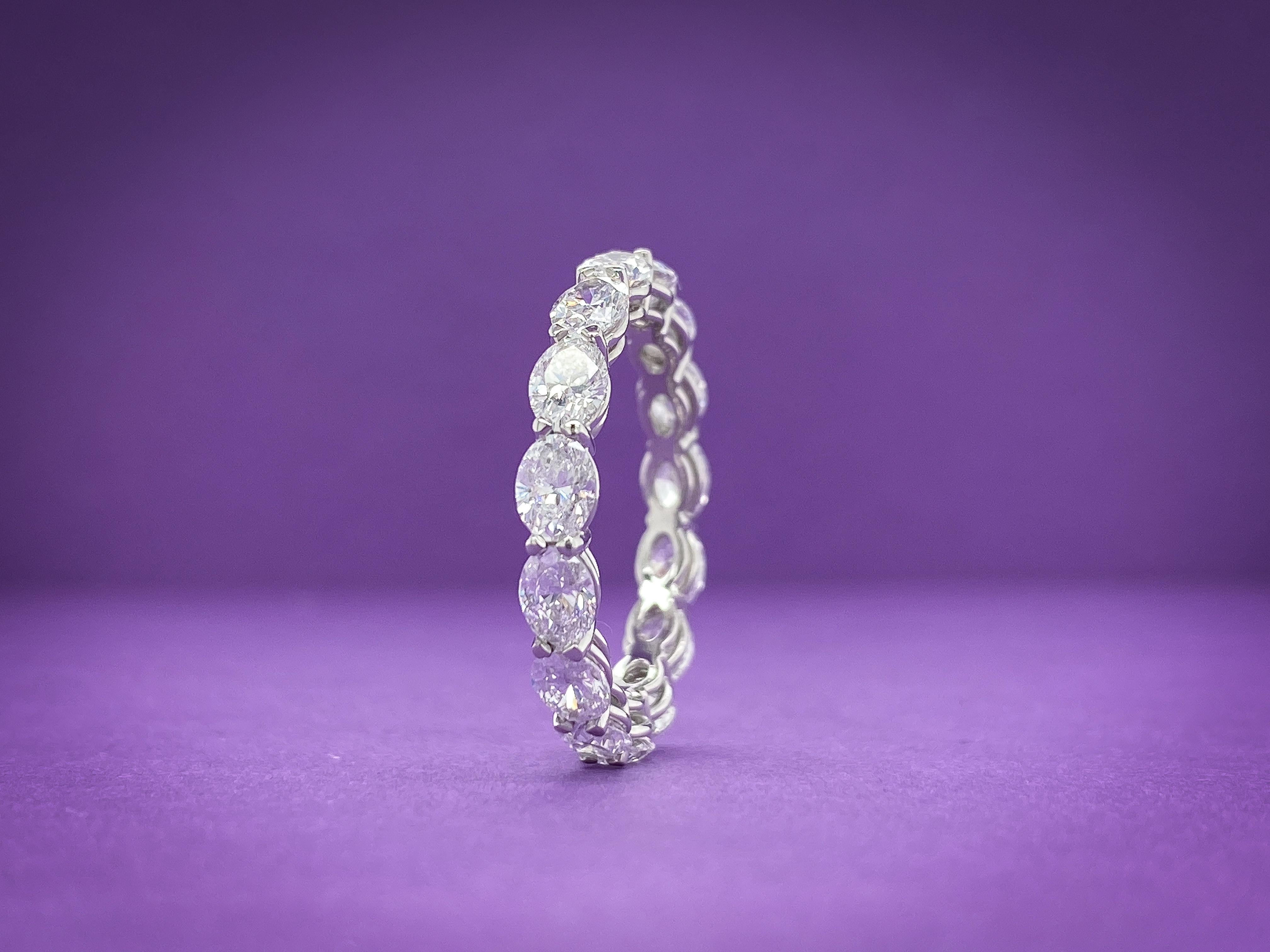 Ovaler horizontaler Diamant-Eternity-Ring, 2.90TCW im Angebot 1