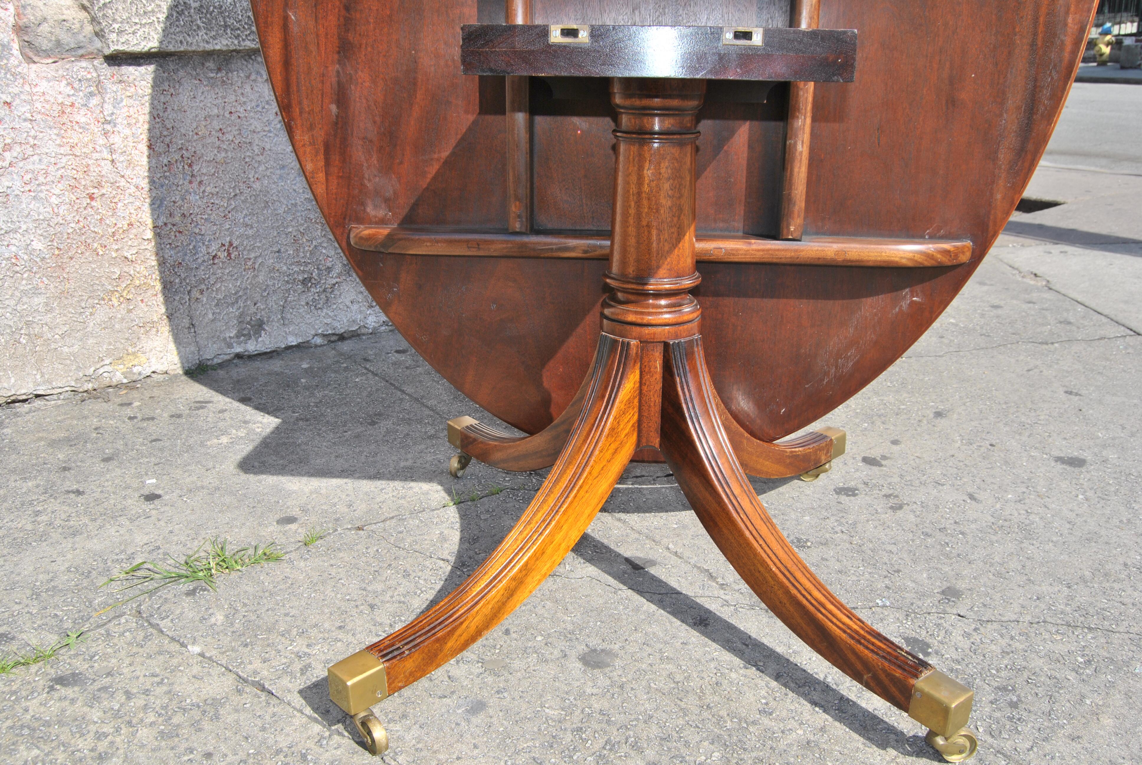 Oval Inlaid / Banded Mahogany English Tilt-Top Table In Good Condition In Savannah, GA