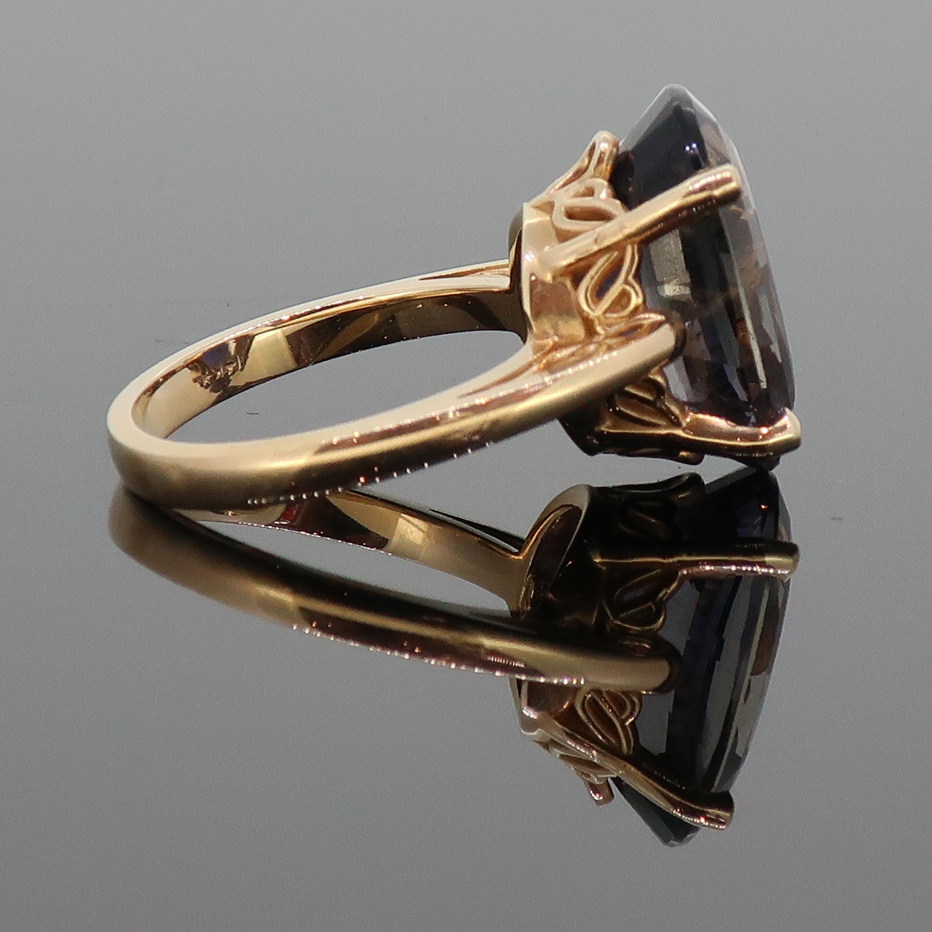 Oval Iolite Solitaire Ring 14 Karat Yellow Gold In Good Condition In East Grinstead, GB