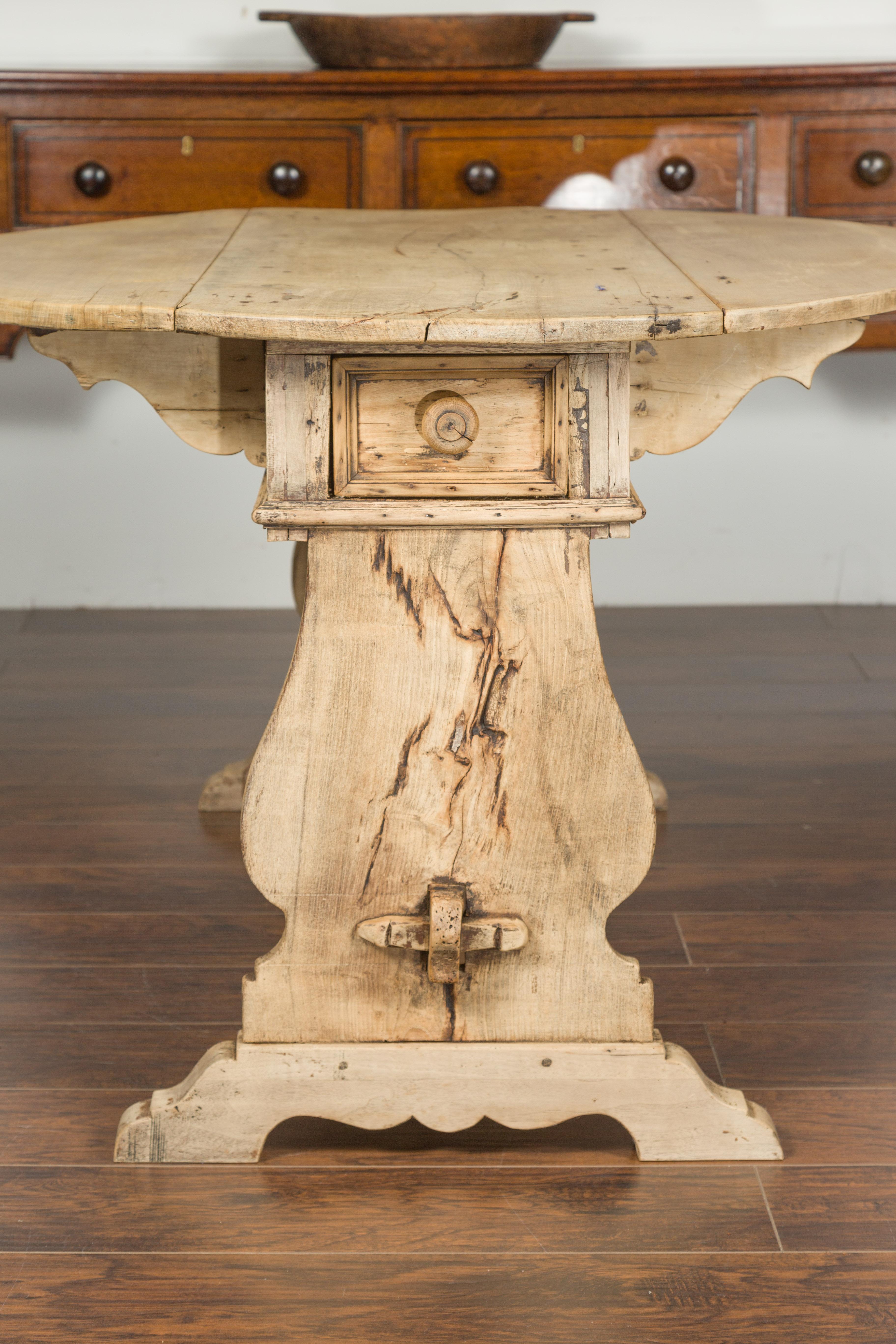 Ovaler italienischer Trestle-Tisch aus gebleichtem Nussbaumholz mit Schubladen, 1800er Jahre im Angebot 5