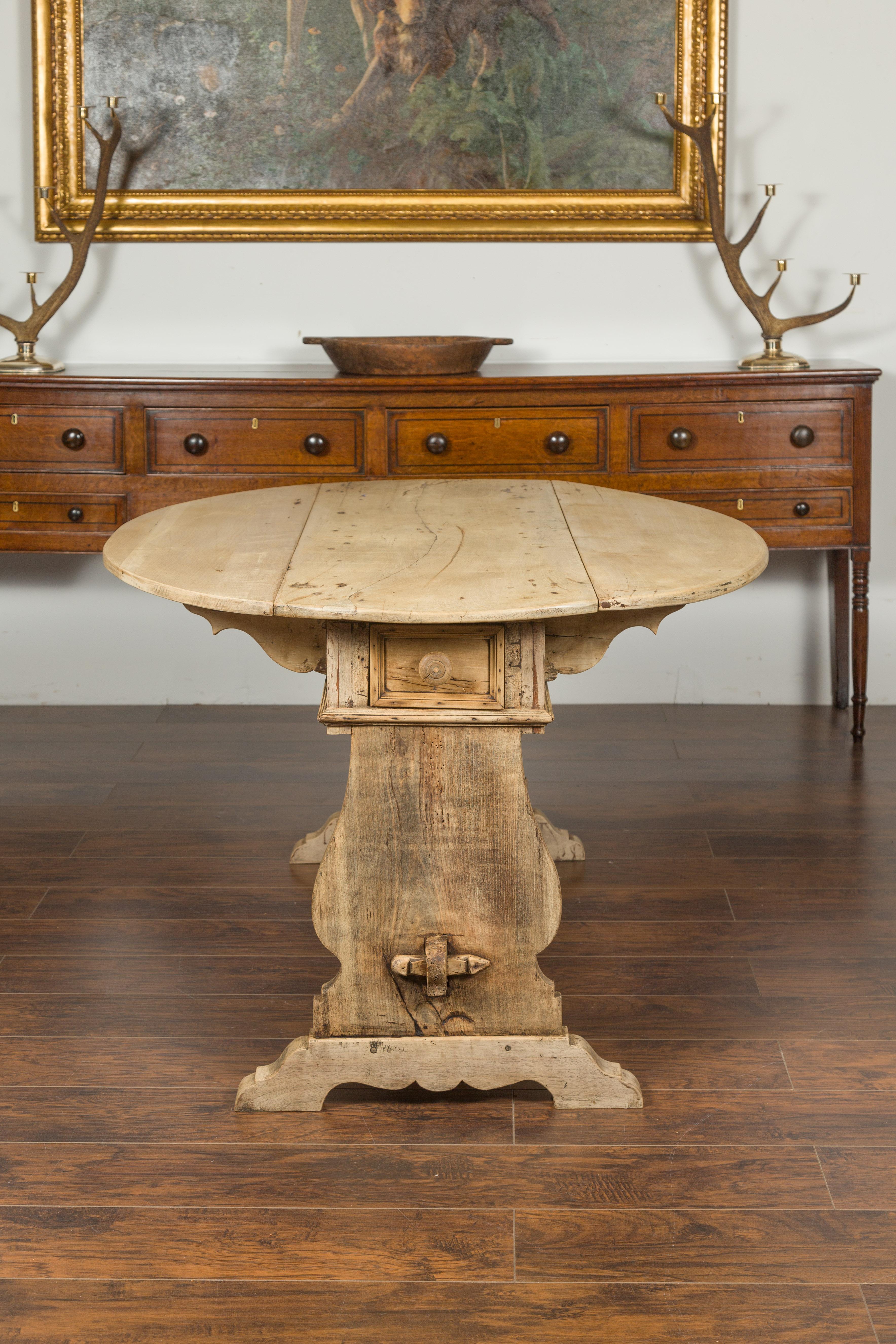 Oval Italian 1800s Bleached Walnut Drop-Leaf Trestle Table with Drawers For Sale 10