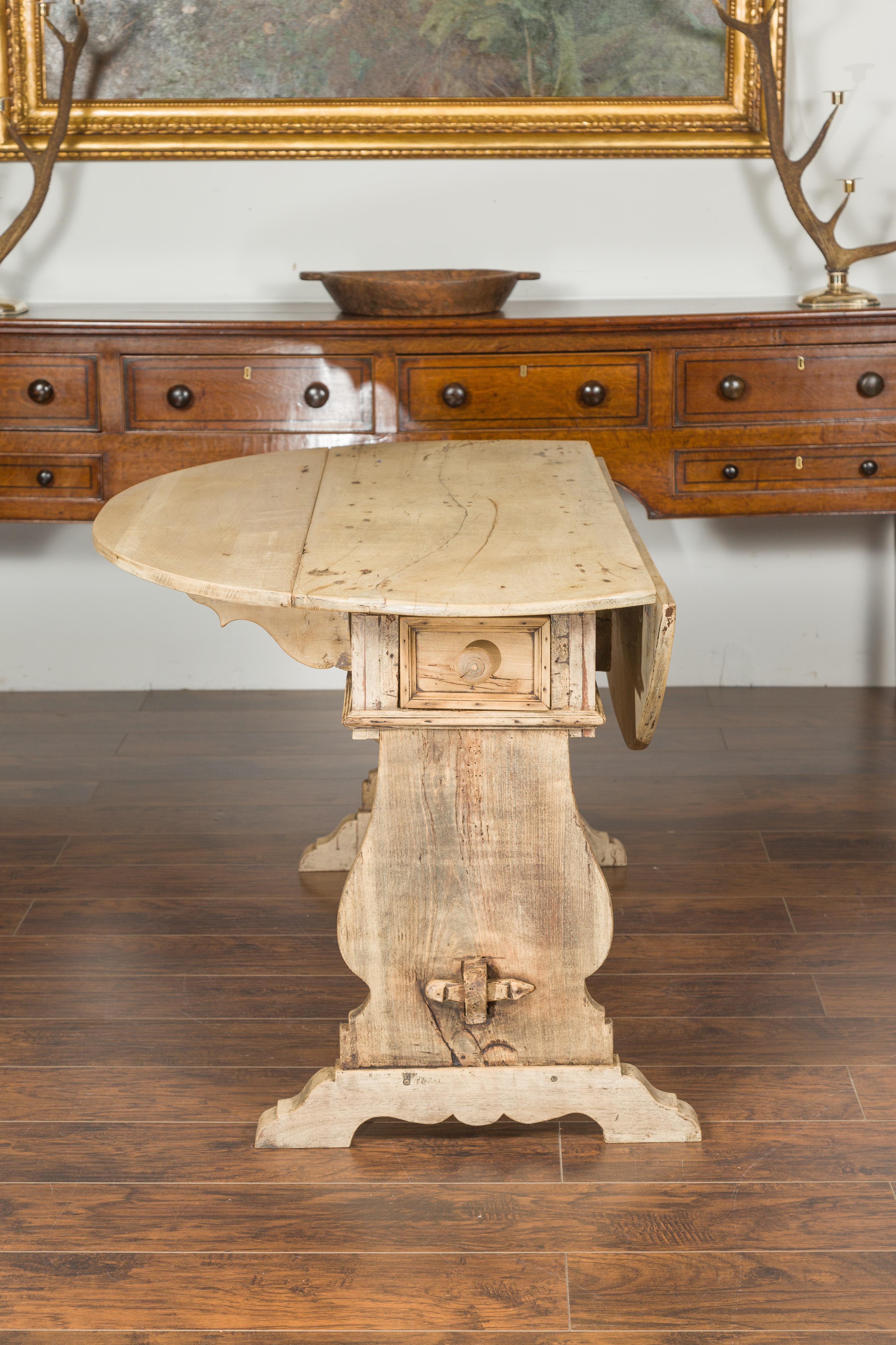 Oval Italian 1800s Bleached Walnut Drop-Leaf Trestle Table with Drawers For Sale 12