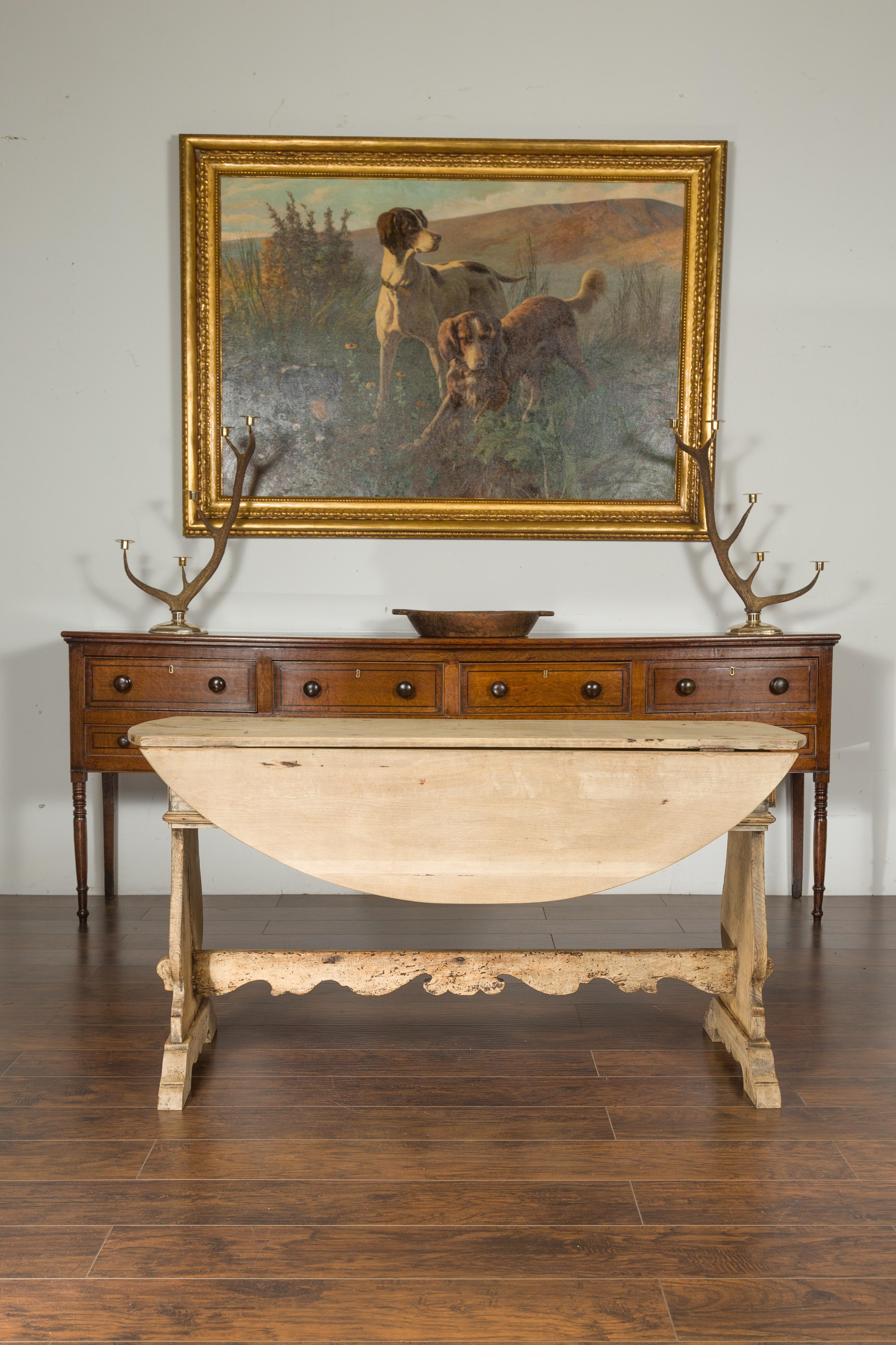Blanchi Table à tréteaux ovale italienne des années 1800 en noyer blanchi à abattants avec tiroirs en vente