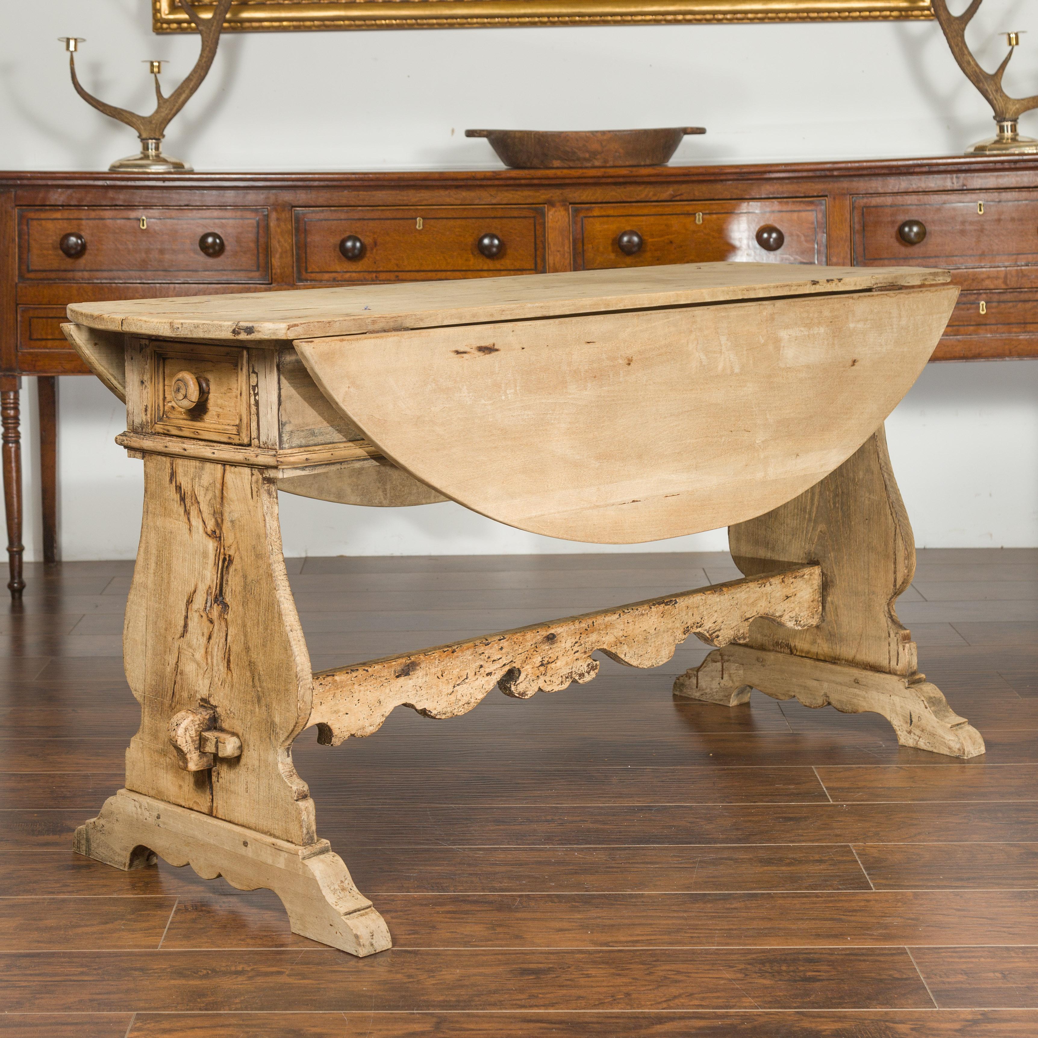 Ovaler italienischer Trestle-Tisch aus gebleichtem Nussbaumholz mit Schubladen, 1800er Jahre (Gebleicht) im Angebot