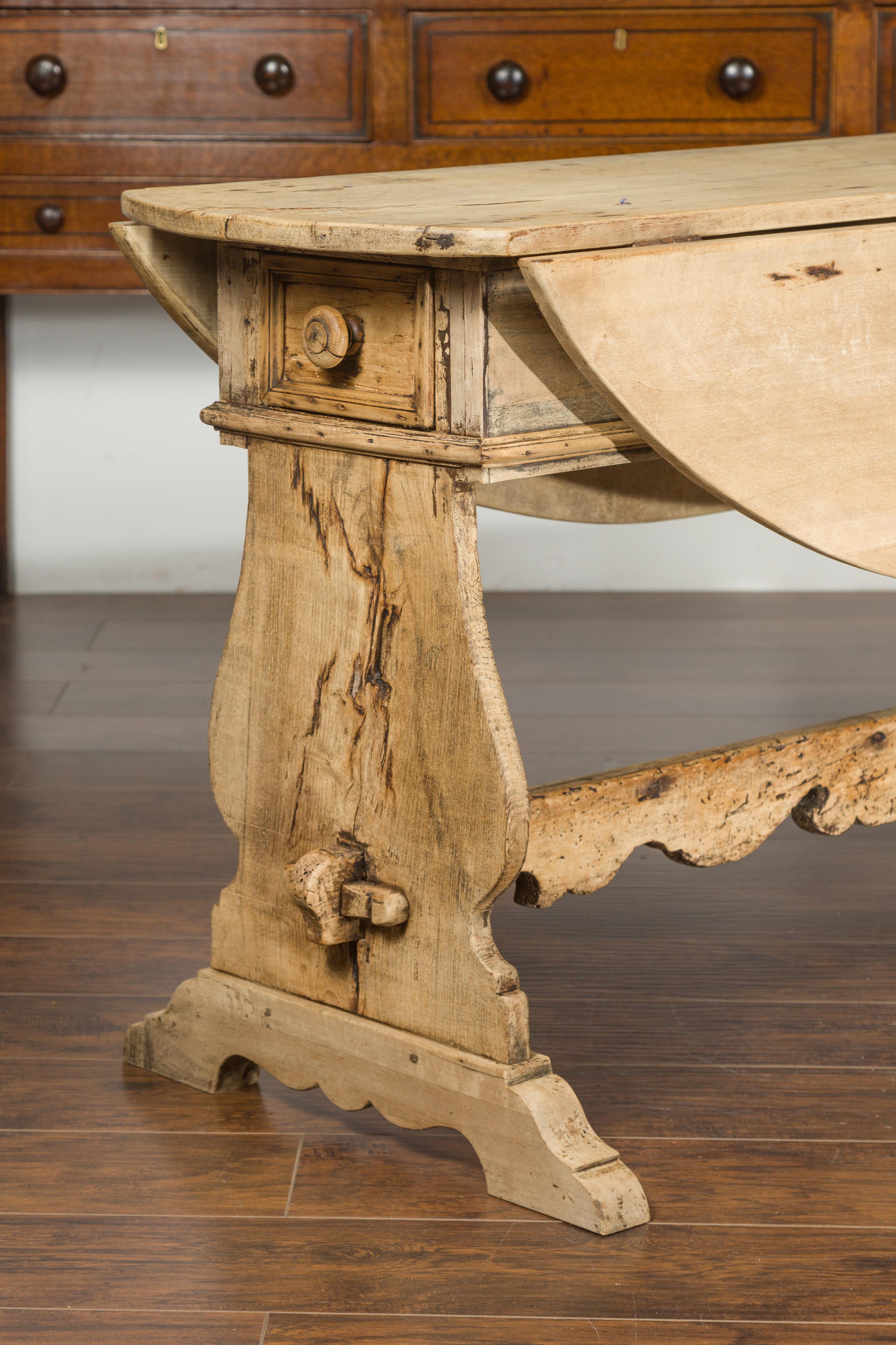 Ovaler italienischer Trestle-Tisch aus gebleichtem Nussbaumholz mit Schubladen, 1800er Jahre im Zustand „Gut“ im Angebot in Atlanta, GA