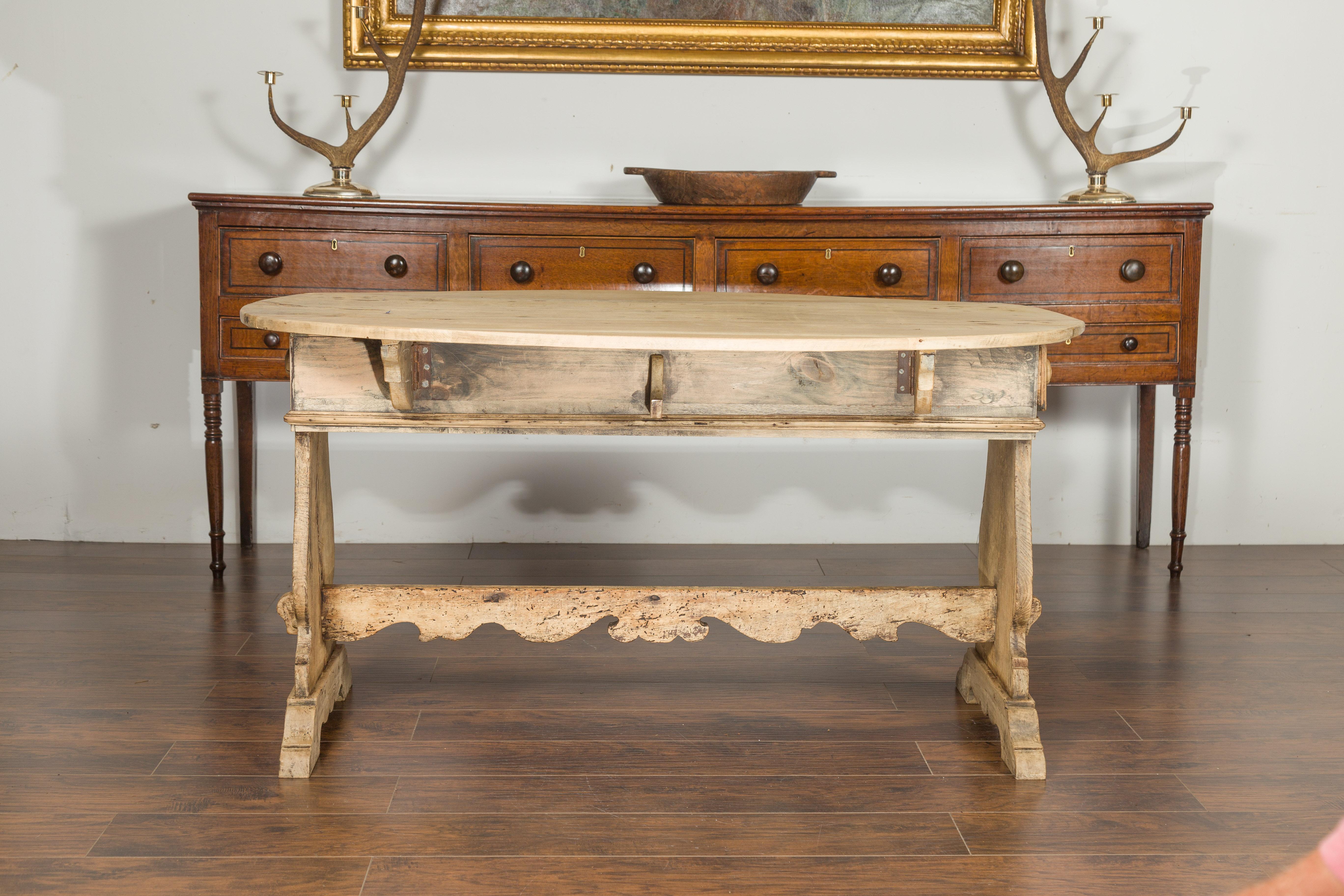 Noyer Table à tréteaux ovale italienne des années 1800 en noyer blanchi à abattants avec tiroirs en vente