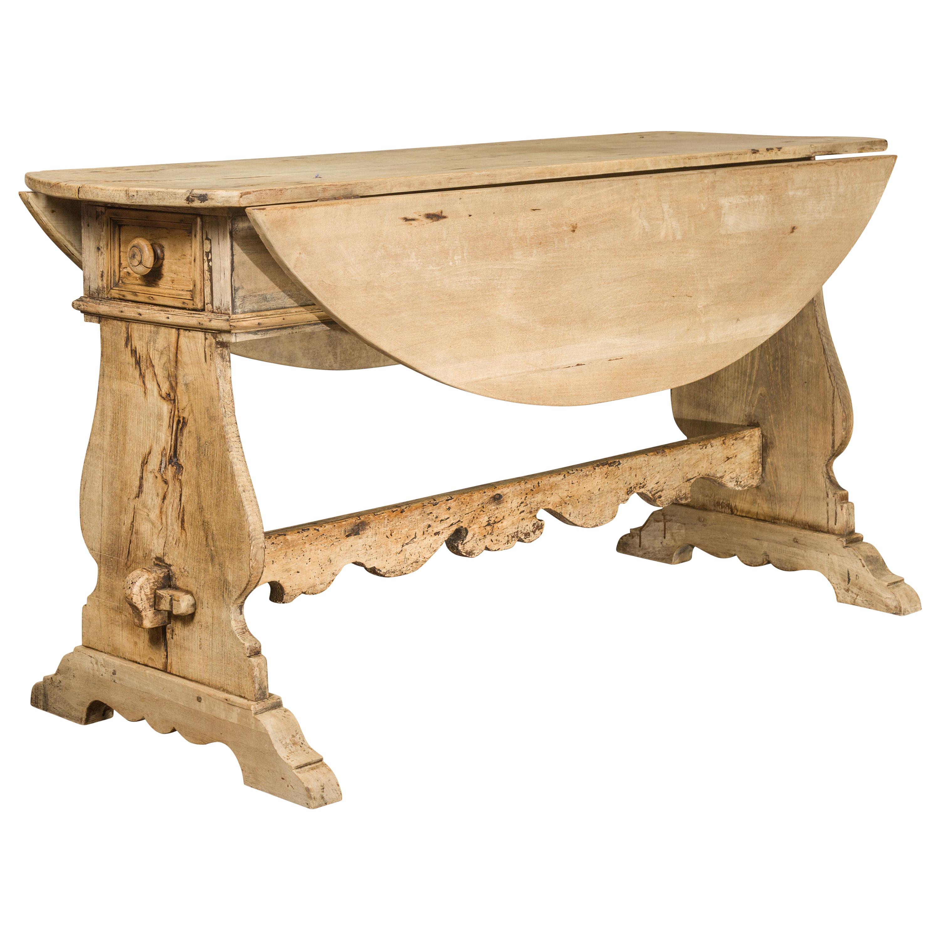 Table à tréteaux ovale italienne des années 1800 en noyer blanchi à abattants avec tiroirs en vente