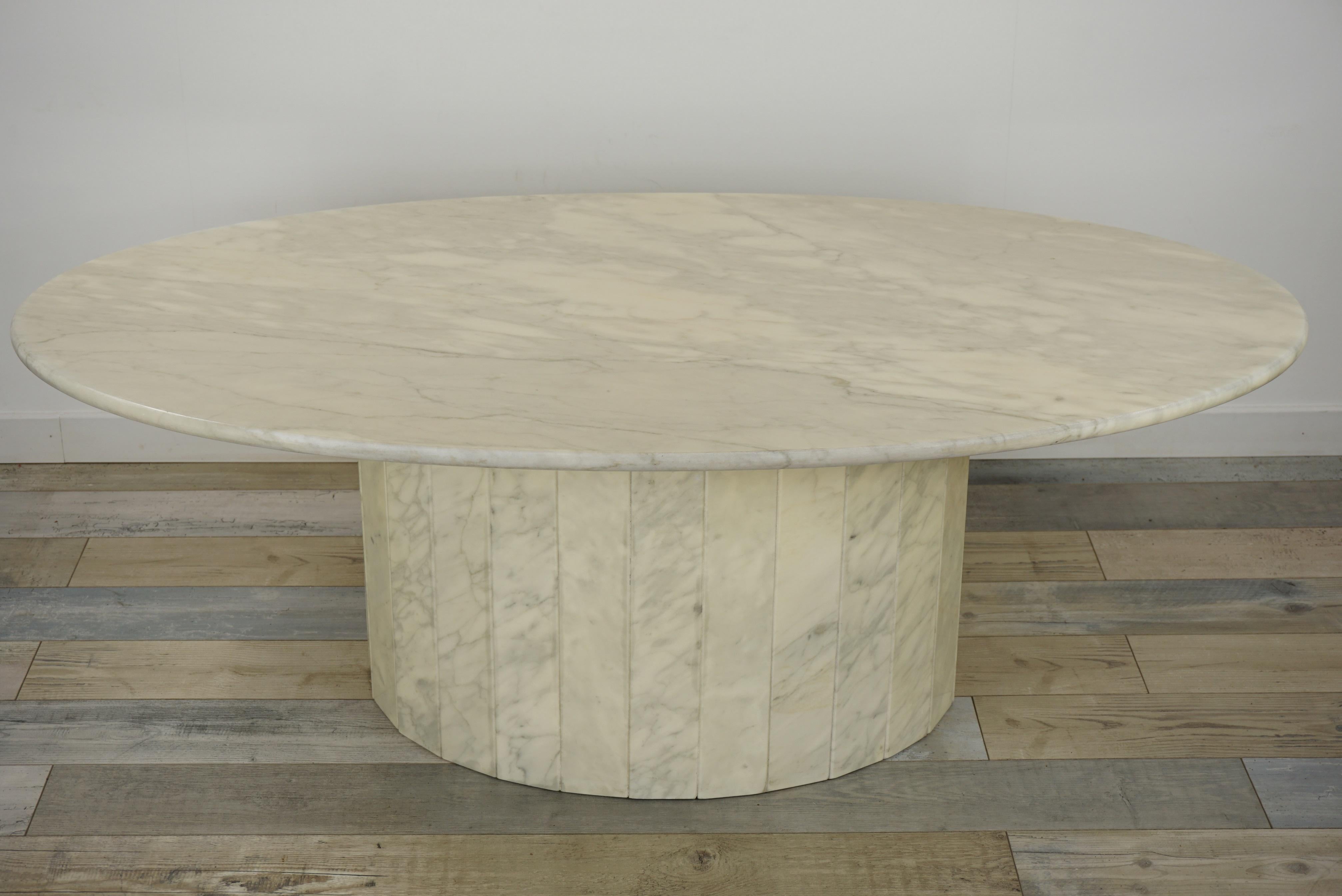 Italian design oval marble coffee table and Hollywood Regency style: You will be seduced by the charm, the elegance and the presence of this coffee table. An important egg-shaped and elliptical glossy white marble removal tray (129cm/69cm) with a