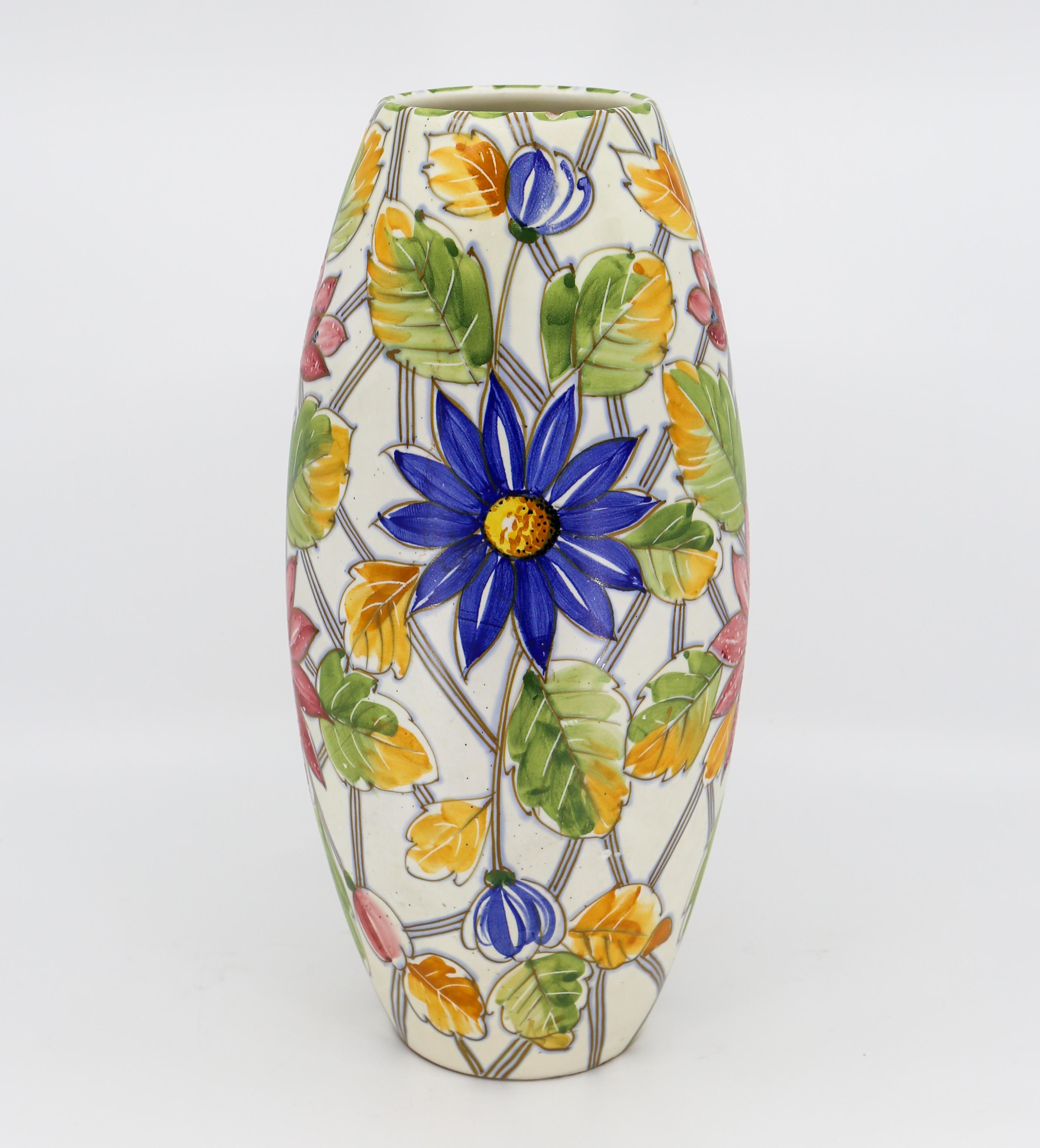 Magnifique vase italien ovale avec des motifs floraux colorés.
Hauteur 30 cm.
Diamètre 14 cm.