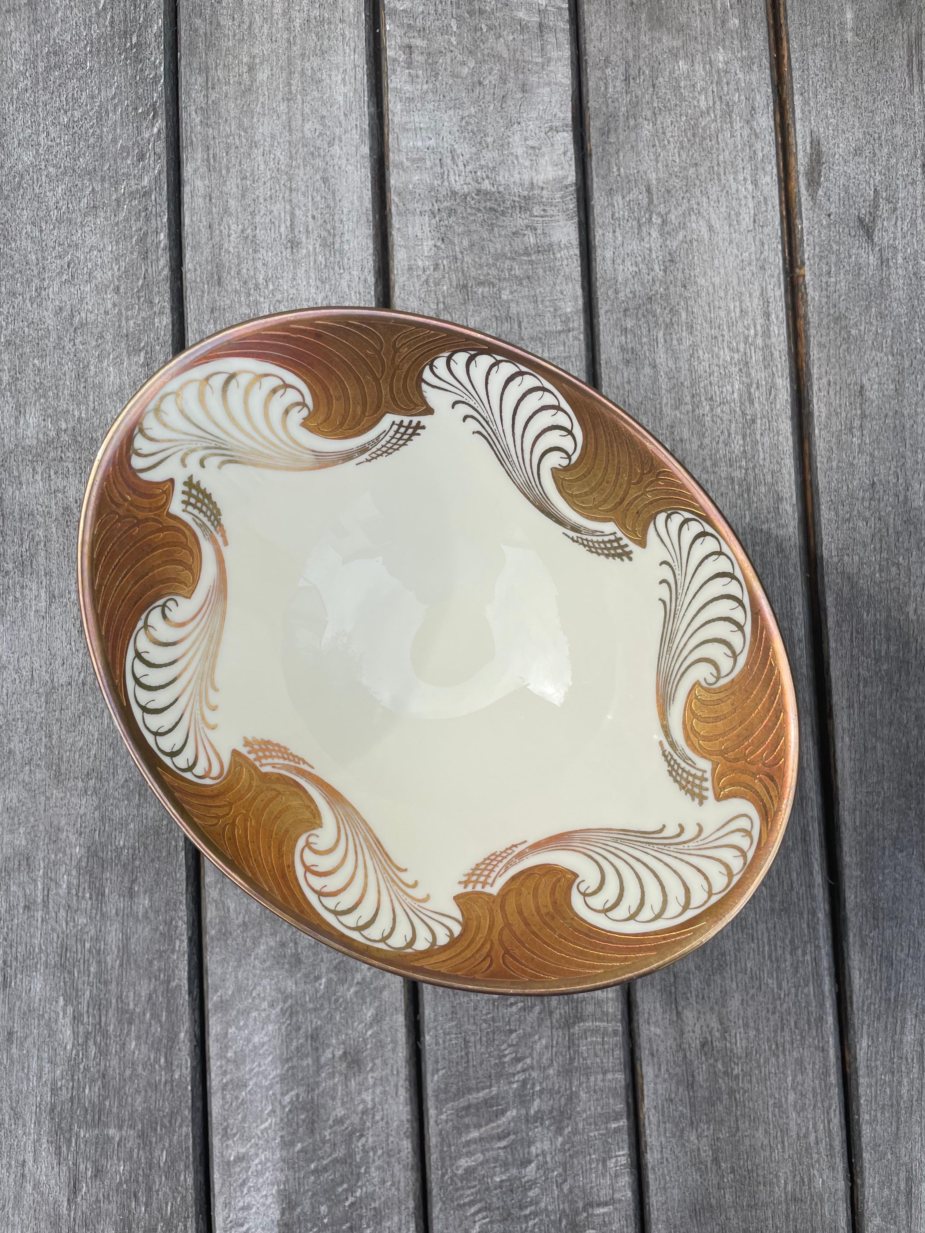 Cream white porcelain bowl with bronze golden art nouveau lines and shell shaped decorations. Oval form on round foot. Manufactured by Alka Kunst Bavaria in the 1960s. Stamped under base. Beautiful vintage condition.
Germany, 1960s.