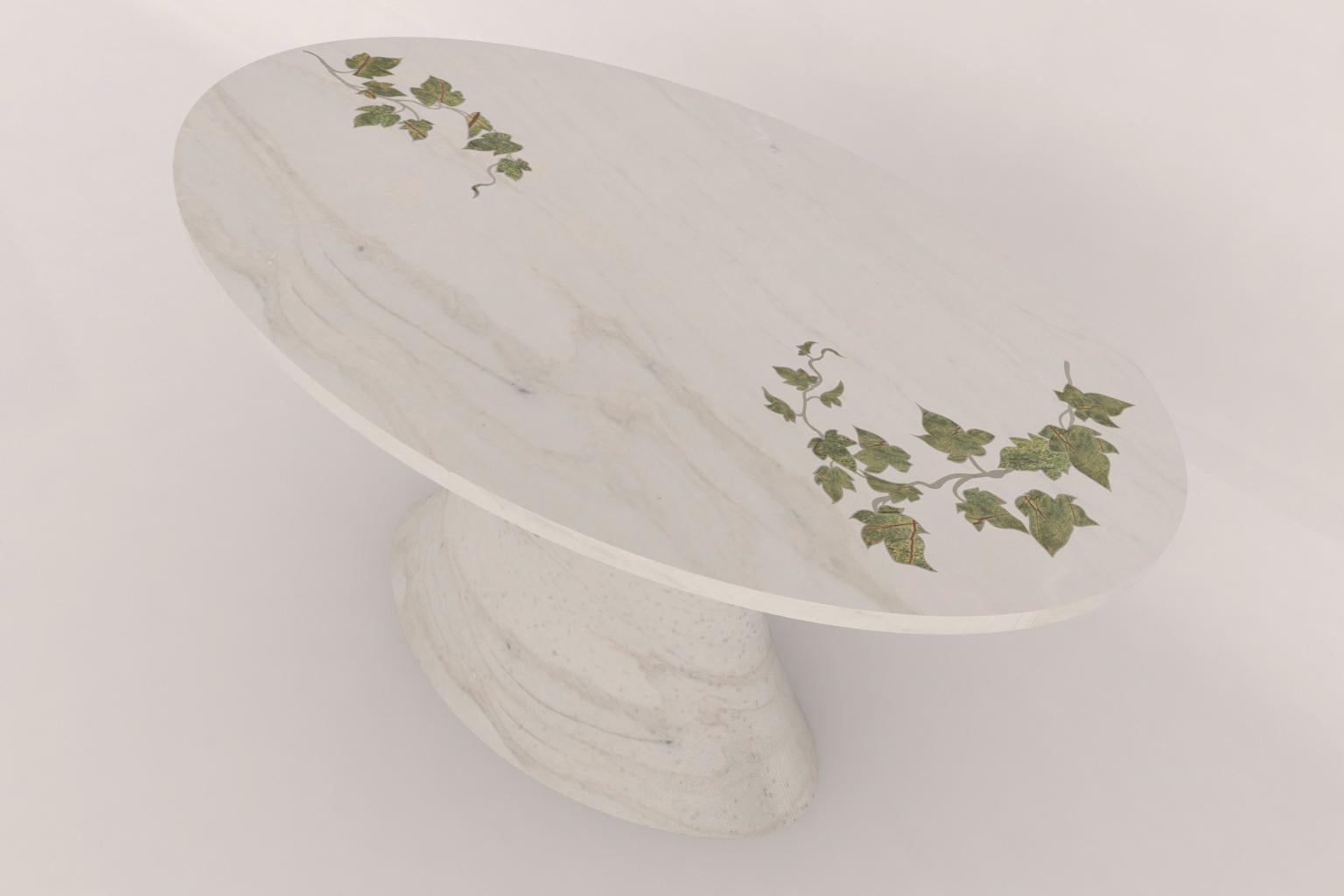 Marbre Table de salle à manger ovale en lierre incrustée fabriquée à la main en Inde par Stephanie Odegard en vente