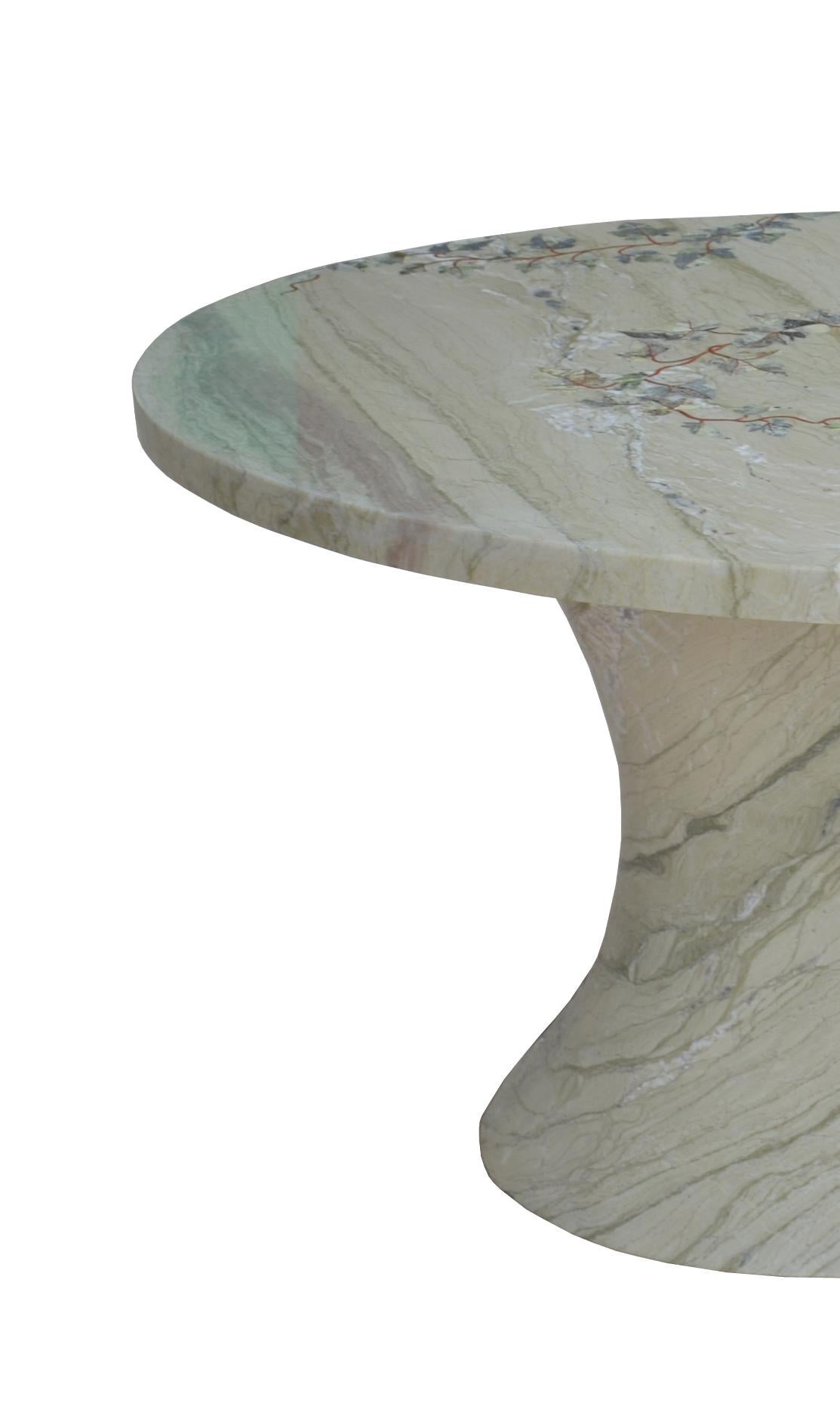 Sculpté à la main Table de salle à manger ovale en lierre incrustée fabriquée à la main en Inde par Stephanie Odegard en vente