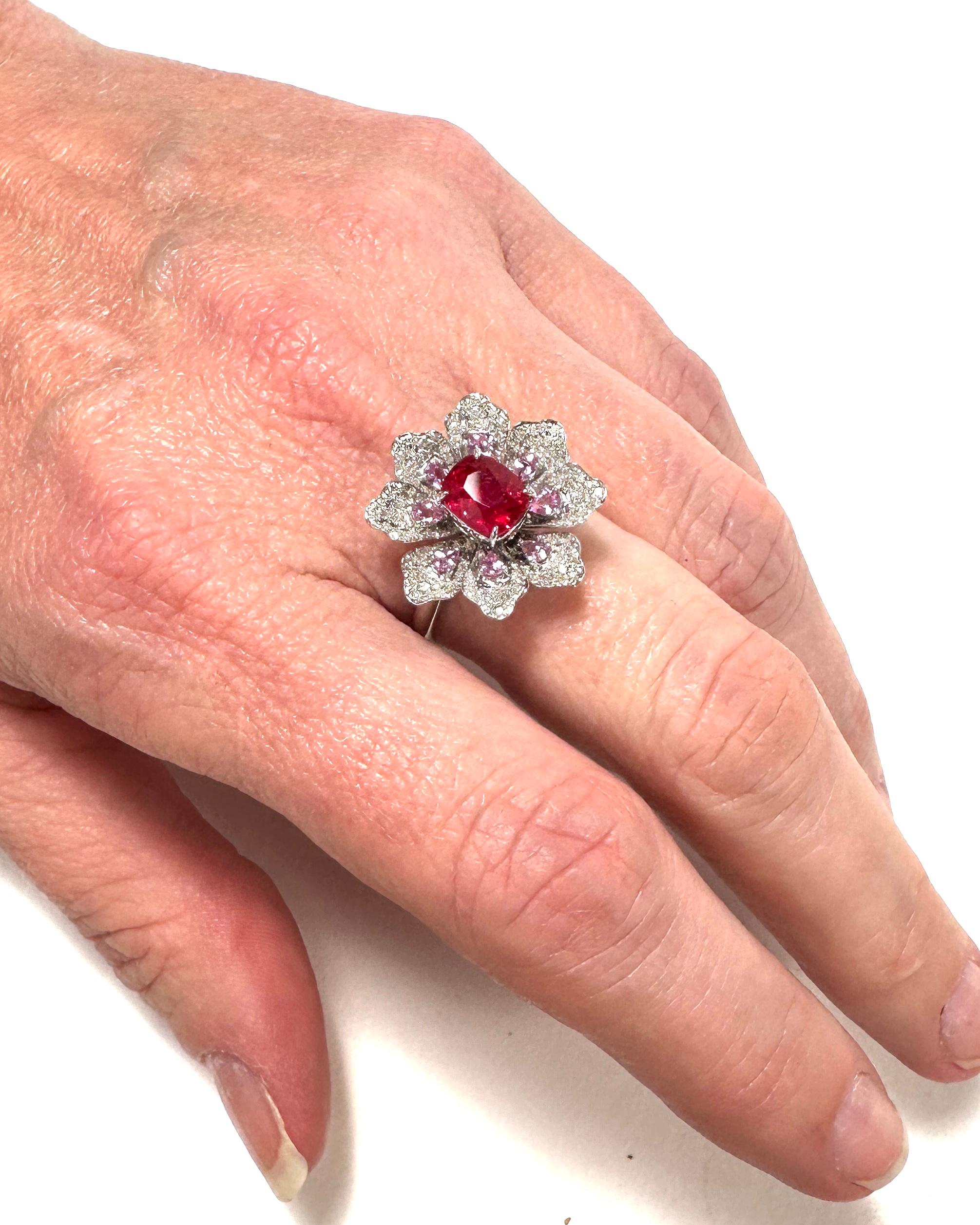 Anello cocktail con fiore ovale di diamante e spinello Jedi 1,03 carati Spinello rosa arancione brillante, diamanti in oro bianco 18 carati, alta moda, anello cocktail di dichiarazione

WOW!!!  UNO SPLENDIDO SPINELLO JEDI!  In primo piano in un