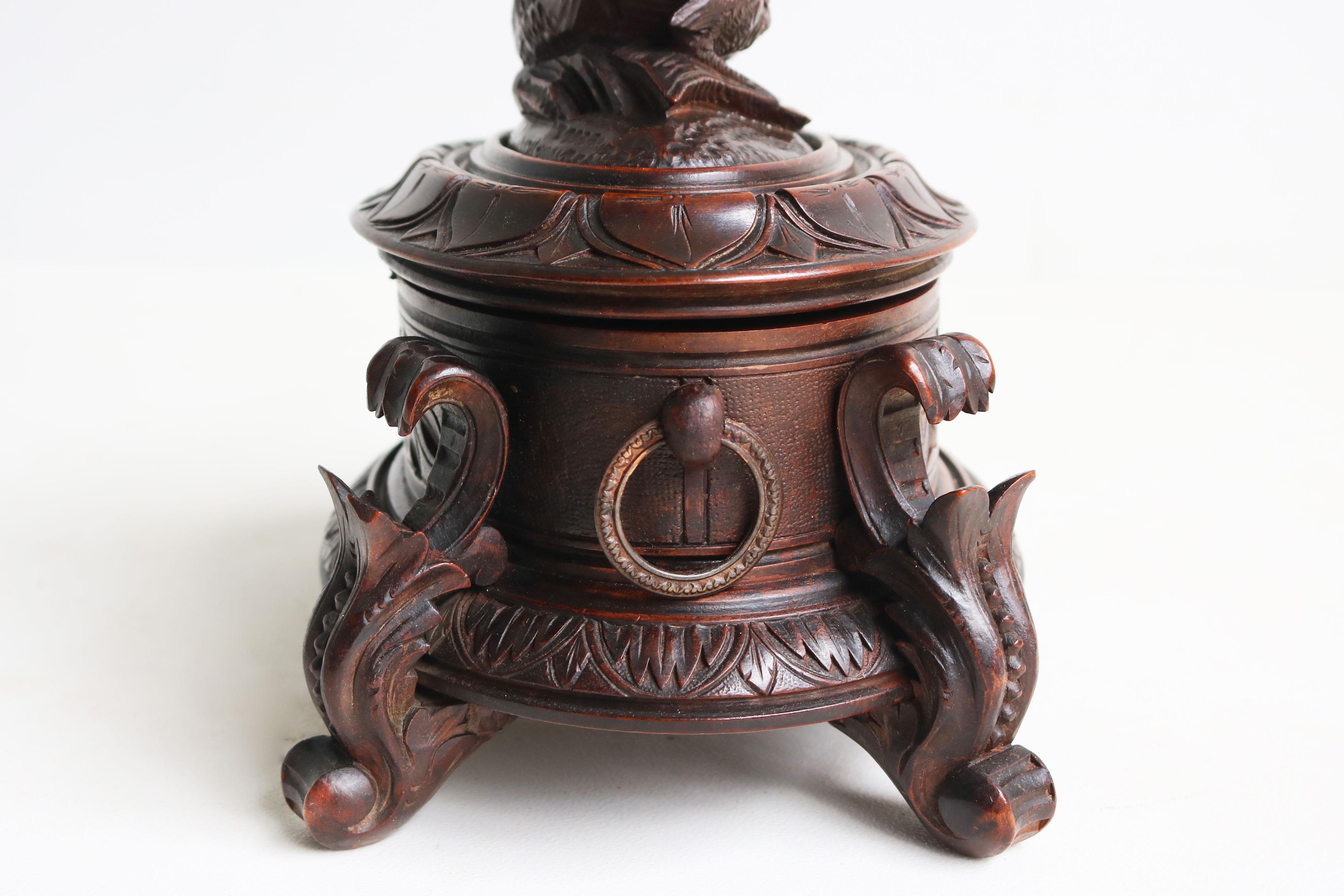 Coffret à bijoux ovale en noyer sculpté suisse 19ème siècle Black Forest en vente 4